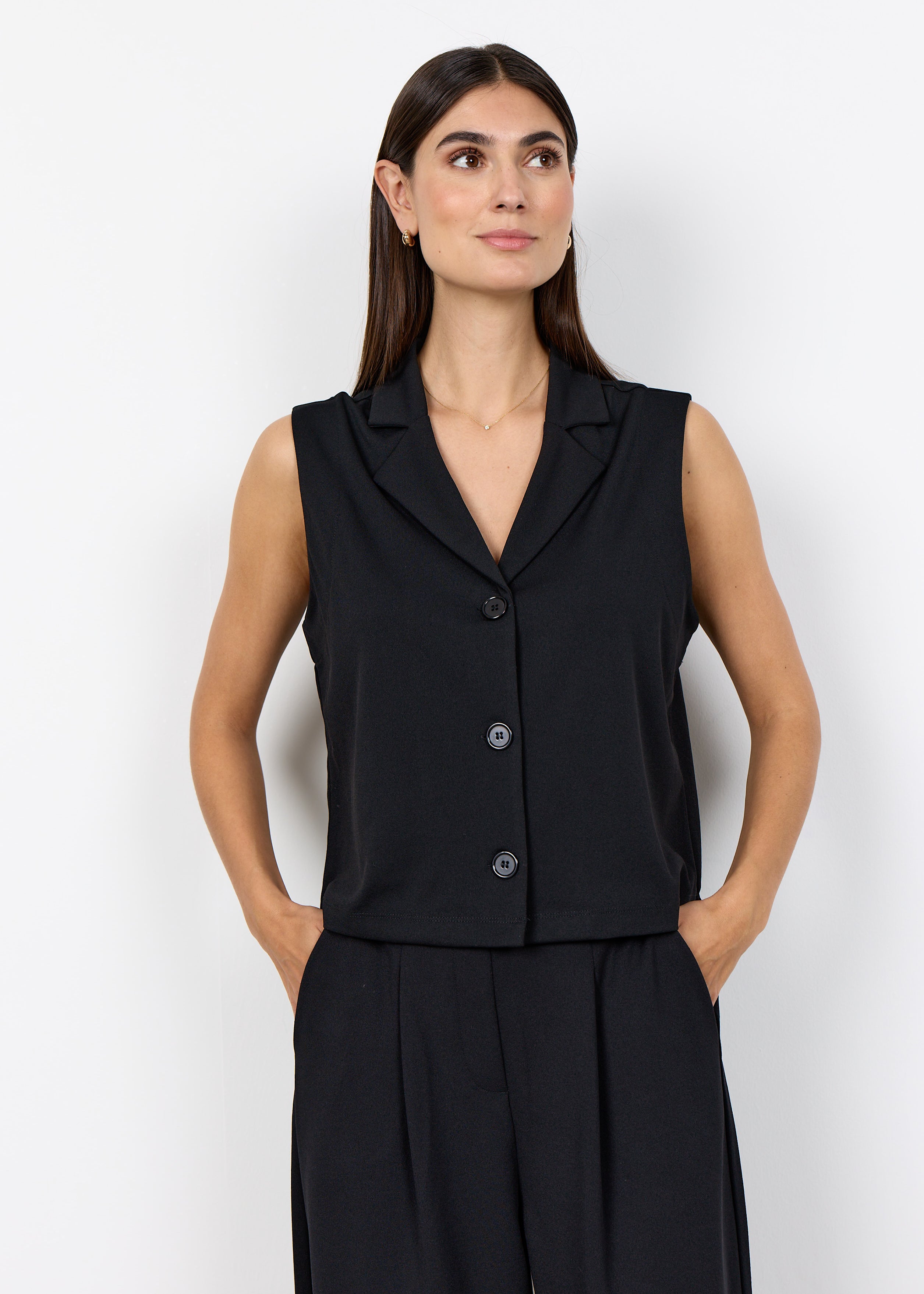 Veste noire sans manches à col tailleur et trois boutons