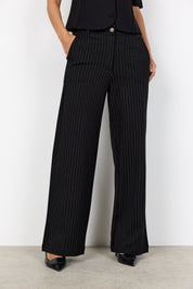 Vue portée du pantalon noir à jambe ample.