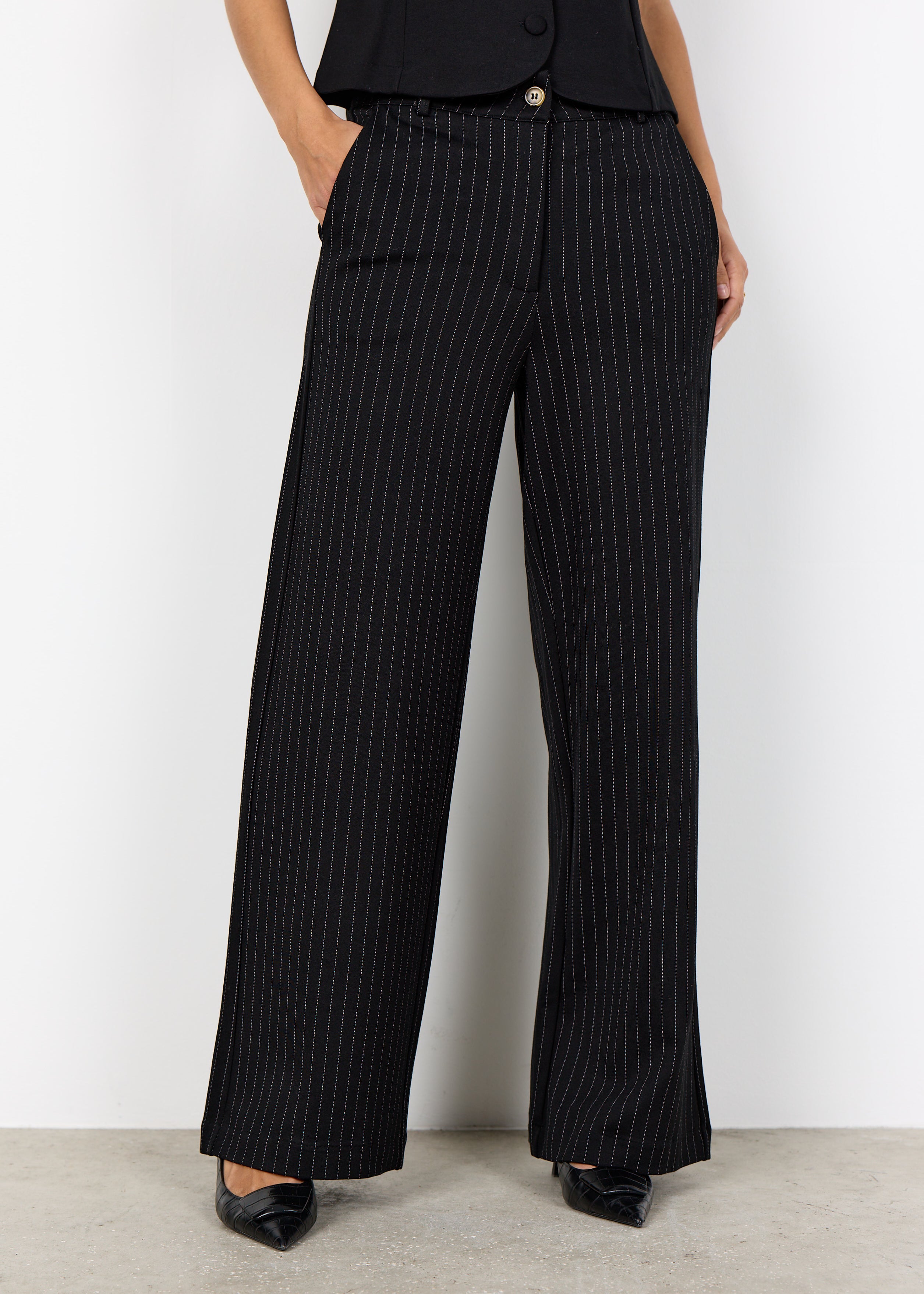 Vue portée du pantalon noir à jambe ample.