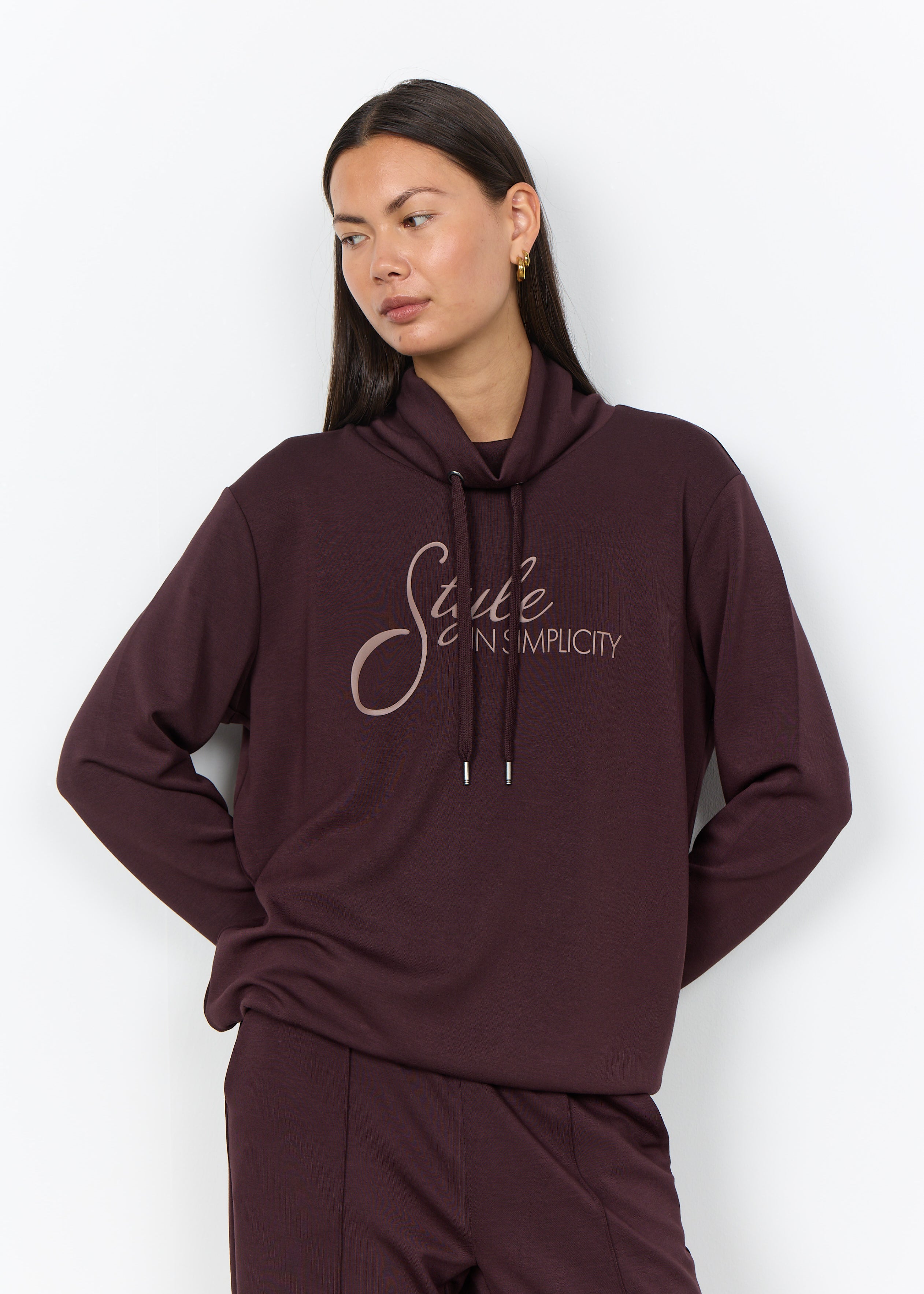 Chandail prune pour femme à inscription rosée et cordons ton sur ton