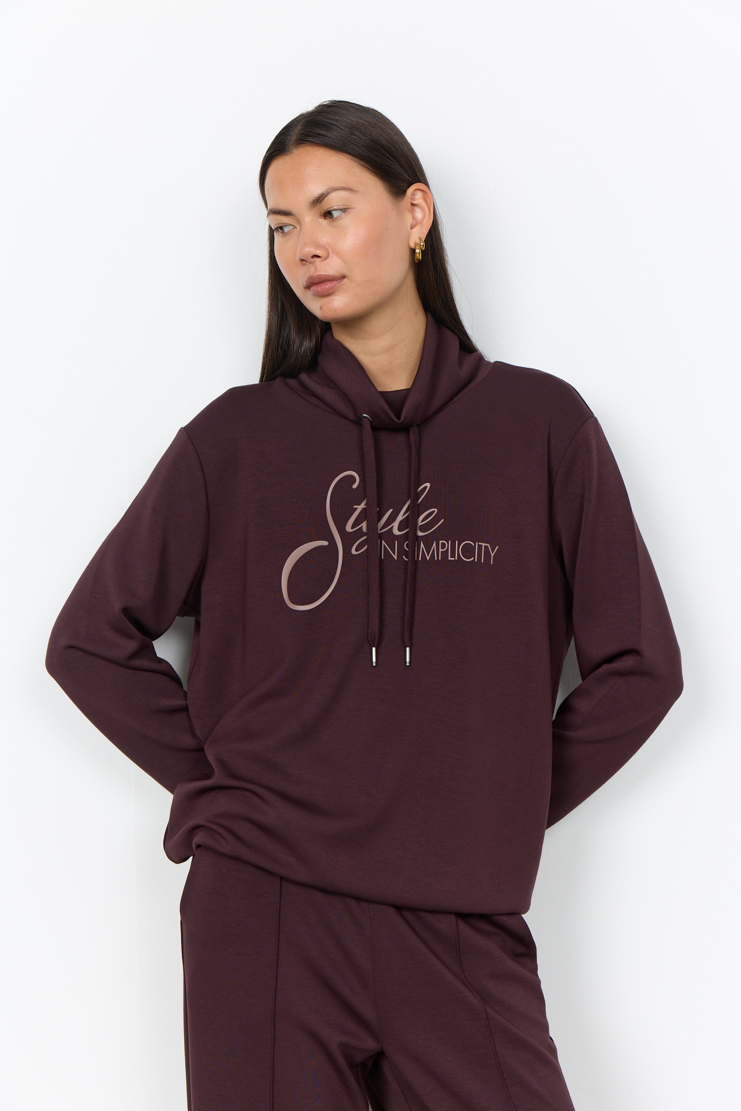 Chandail prune pour femme à inscription rosée et cordons ton sur ton