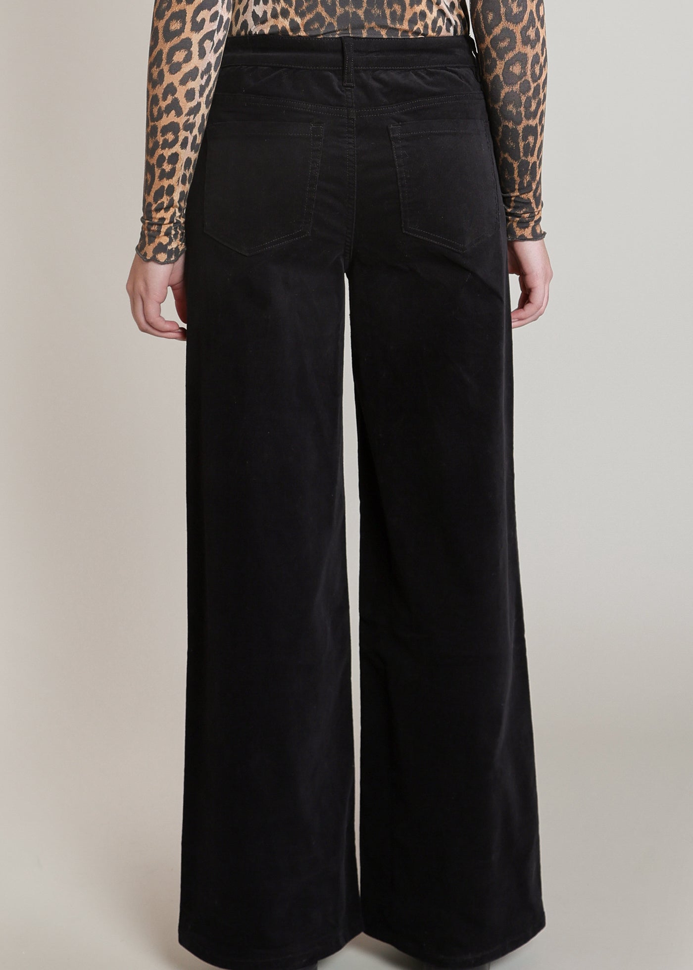 Pantalon noir en velours côtelé à jambe large, vue de dos