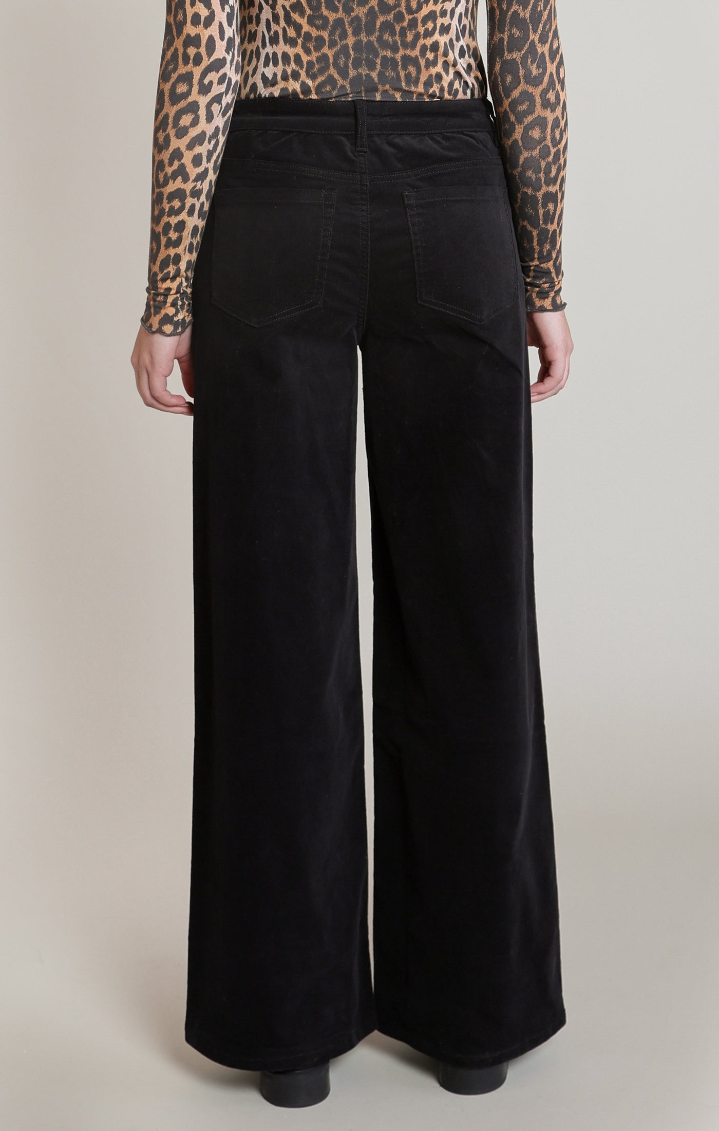 Pantalon noir en velours côtelé à jambe large, vue de dos