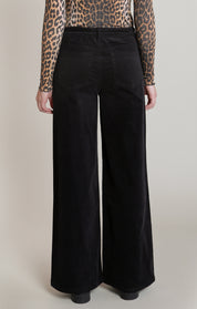 Pantalon noir en velours côtelé à jambe large, vue de dos