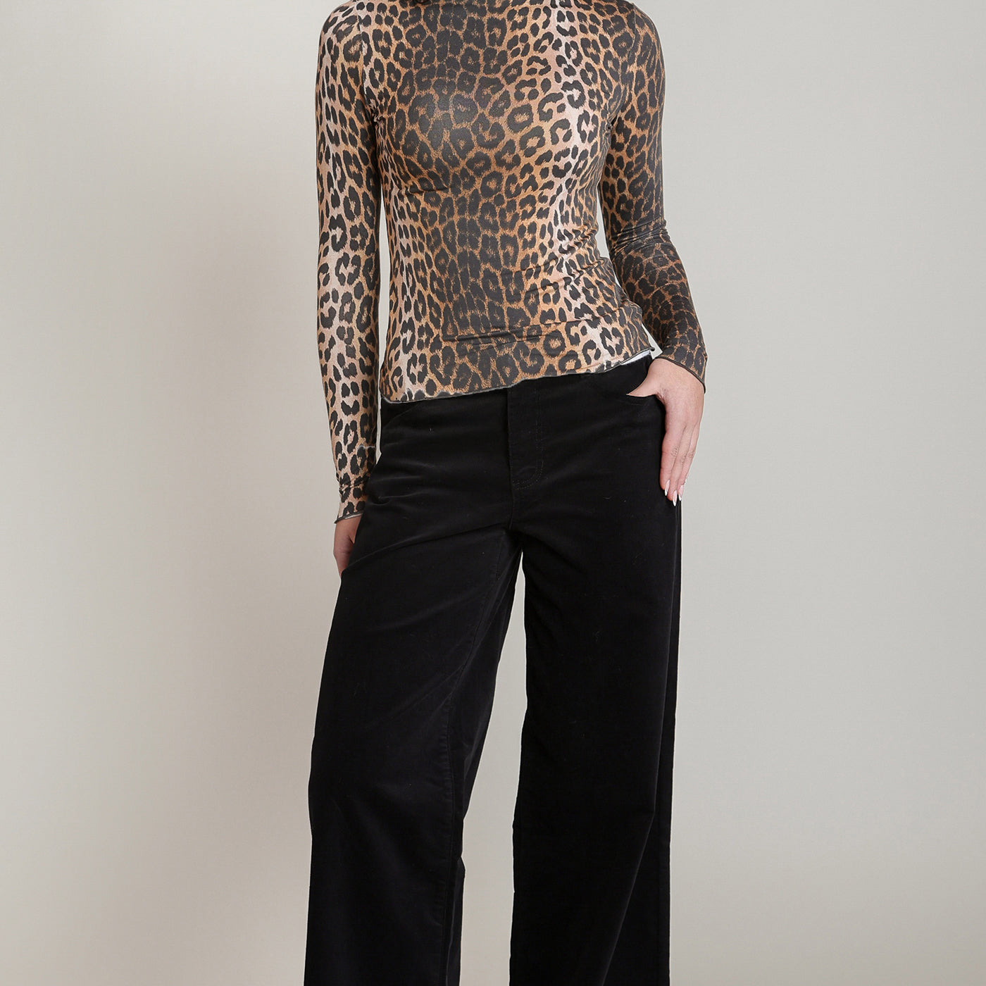 Pantalon noir en velours côtelé à jambe large, vue de face