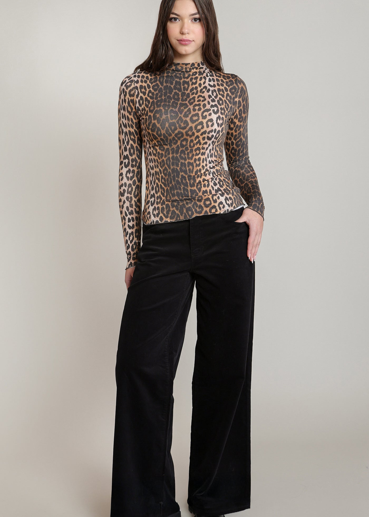 Pantalon noir en velours côtelé à jambe large, vue de face