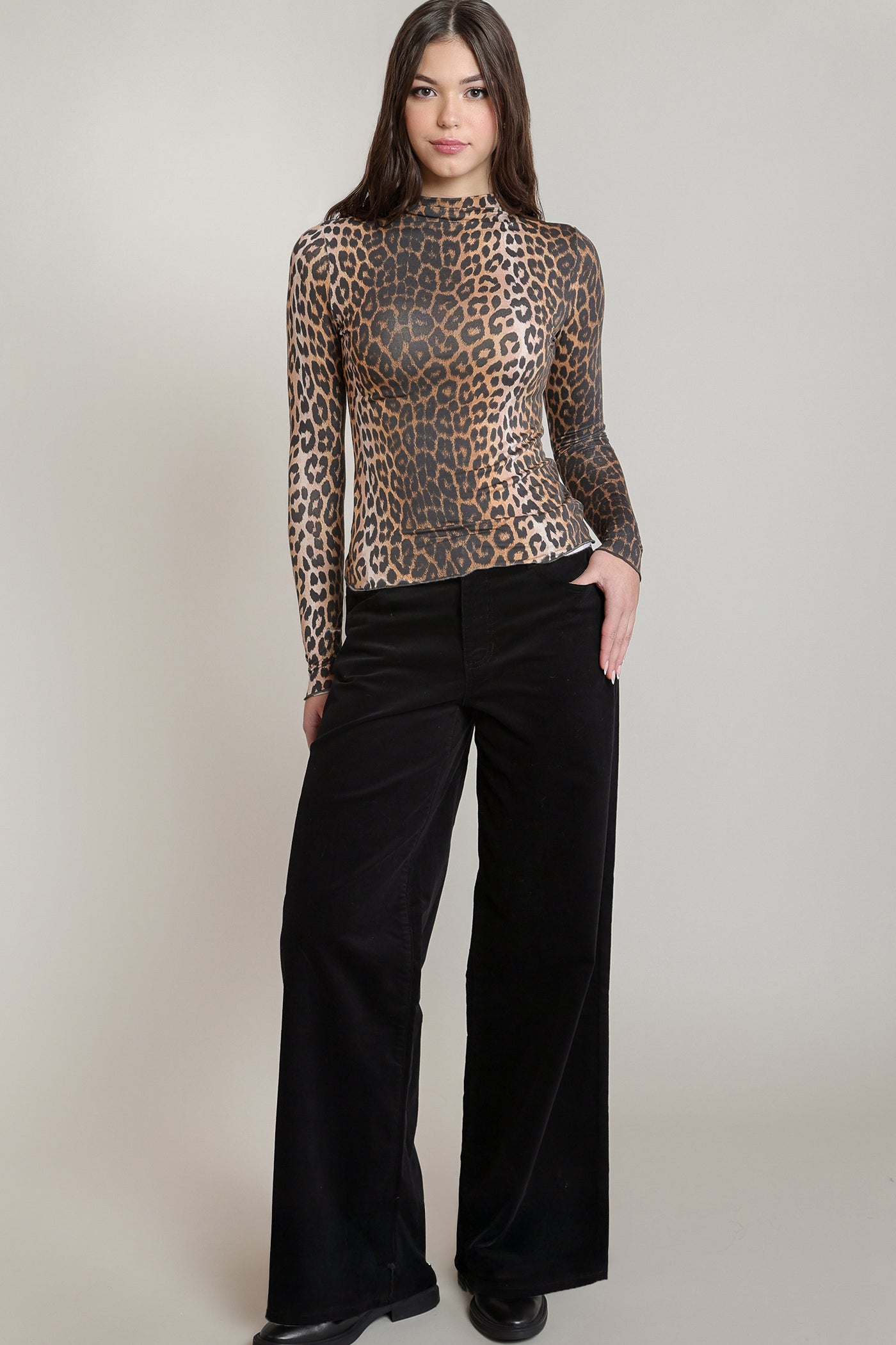 Pantalon noir en velours côtelé à jambe large, vue de face