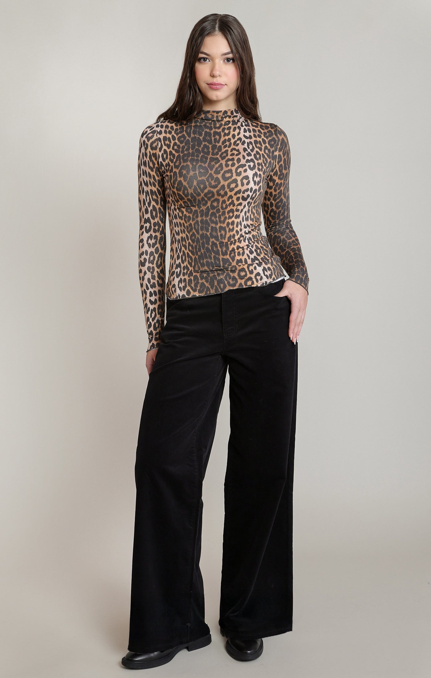 Pantalon noir en velours côtelé à jambe large, vue de face