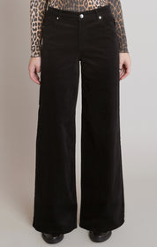 Détail du pantalon noir en velours côtelé à jambe large