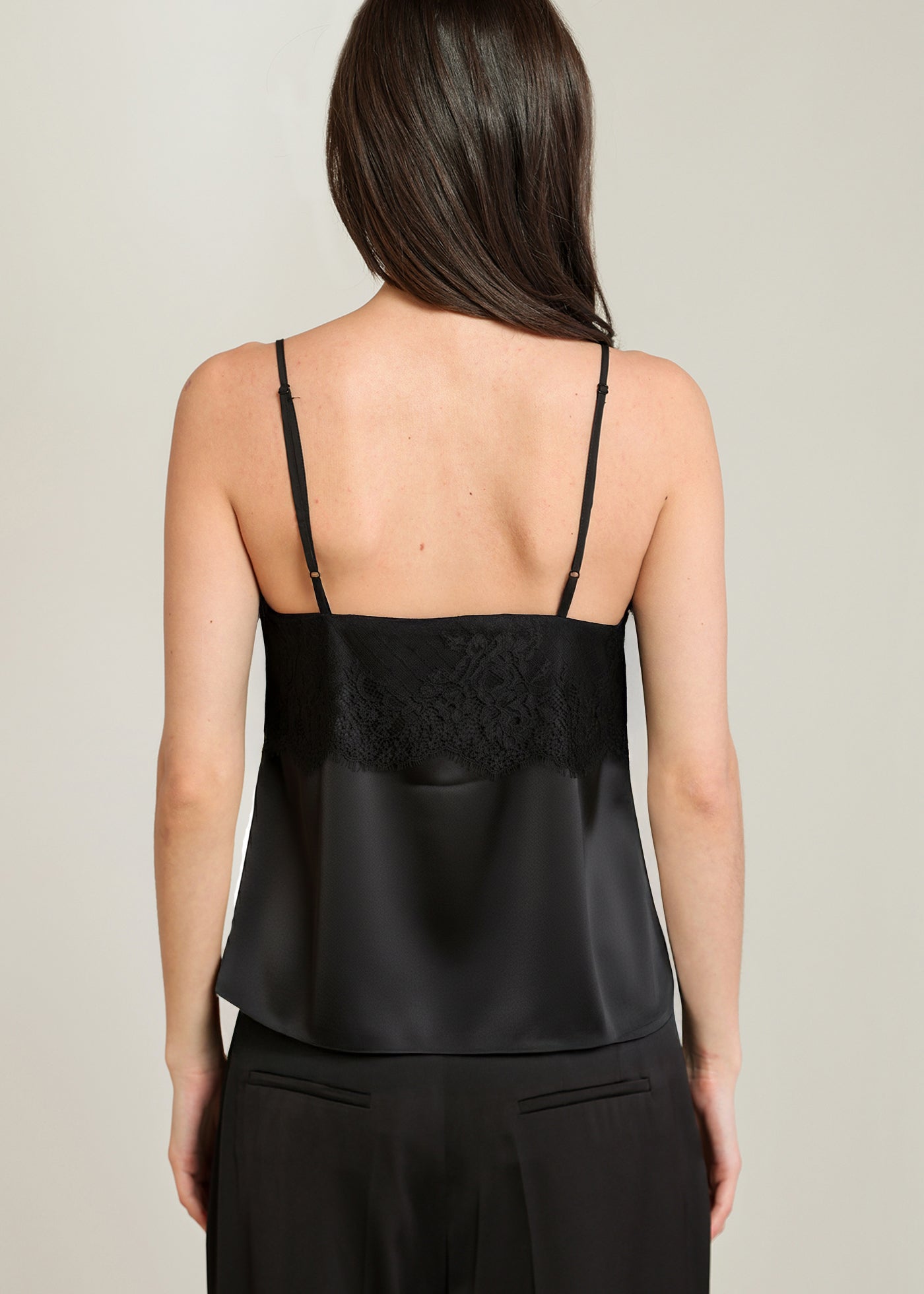 Camisole noire satinée bordée de dentelle, vue de dos