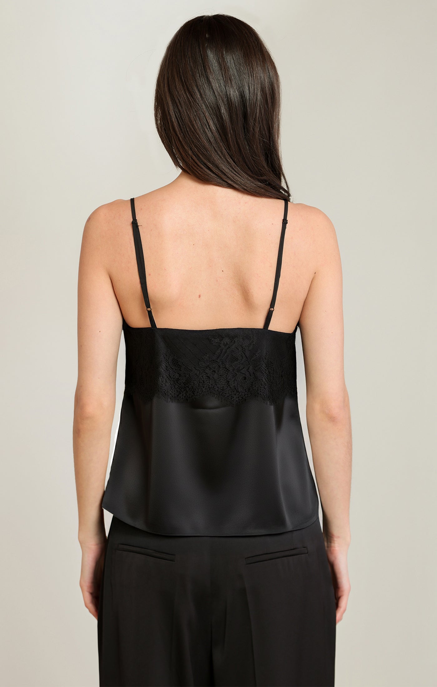 Camisole noire satinée bordée de dentelle, vue de dos