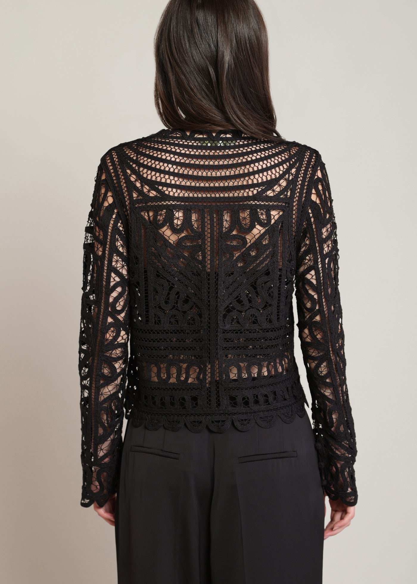 Blouse noire en crochet ajouré à manches longues, vue de dos