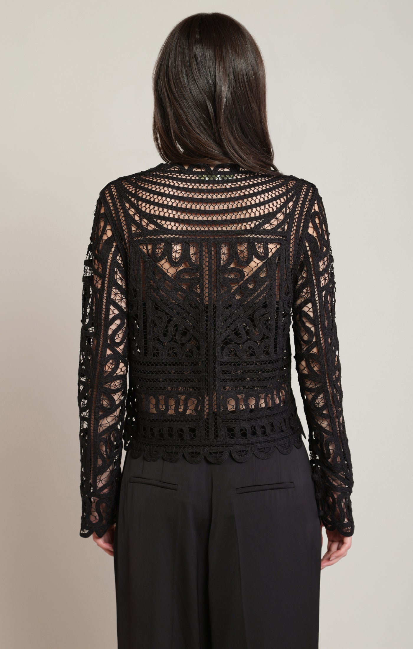Blouse noire en crochet ajouré à manches longues, vue de dos