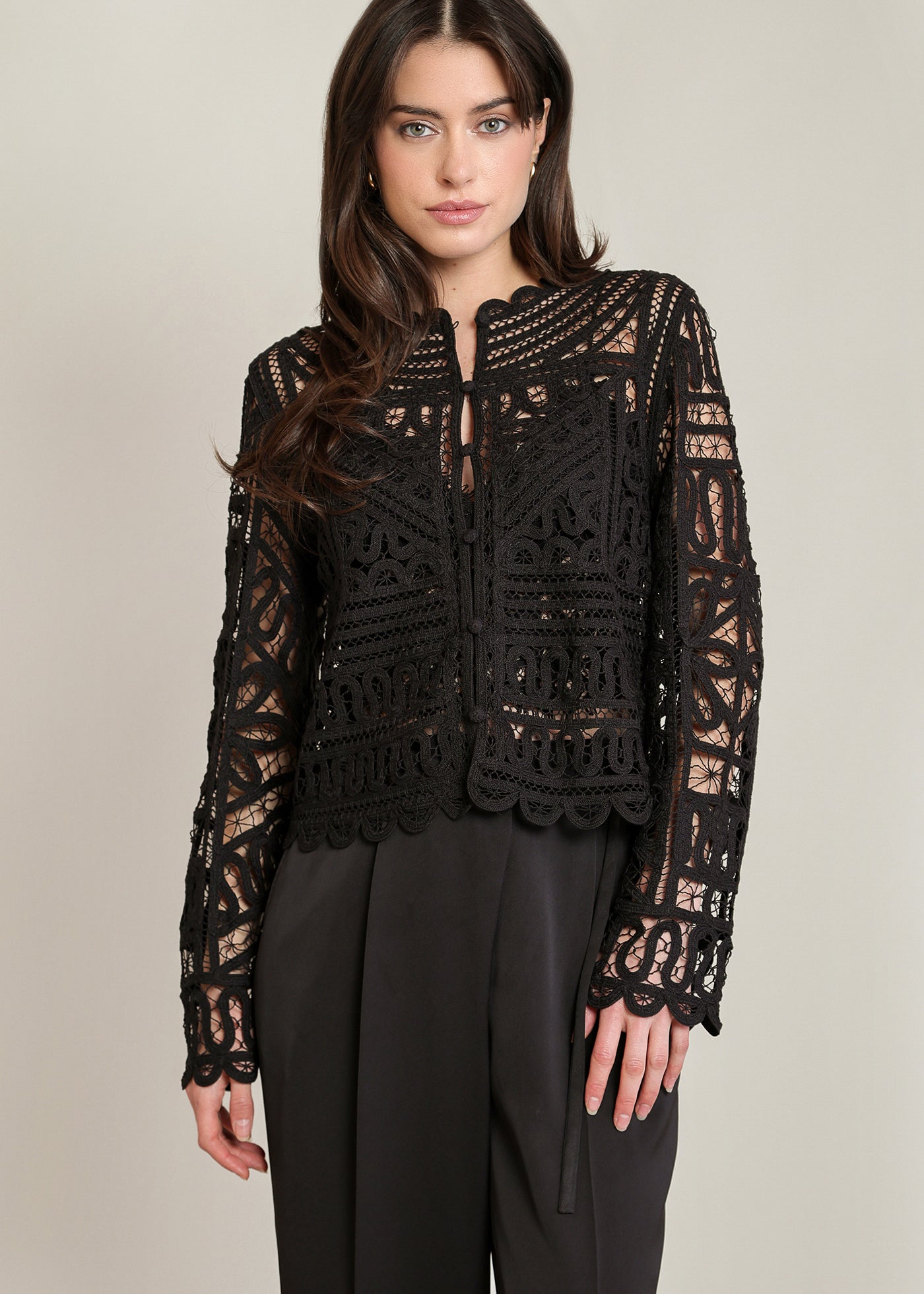 Blouse noire en crochet ajouré à manches longues, vue de face