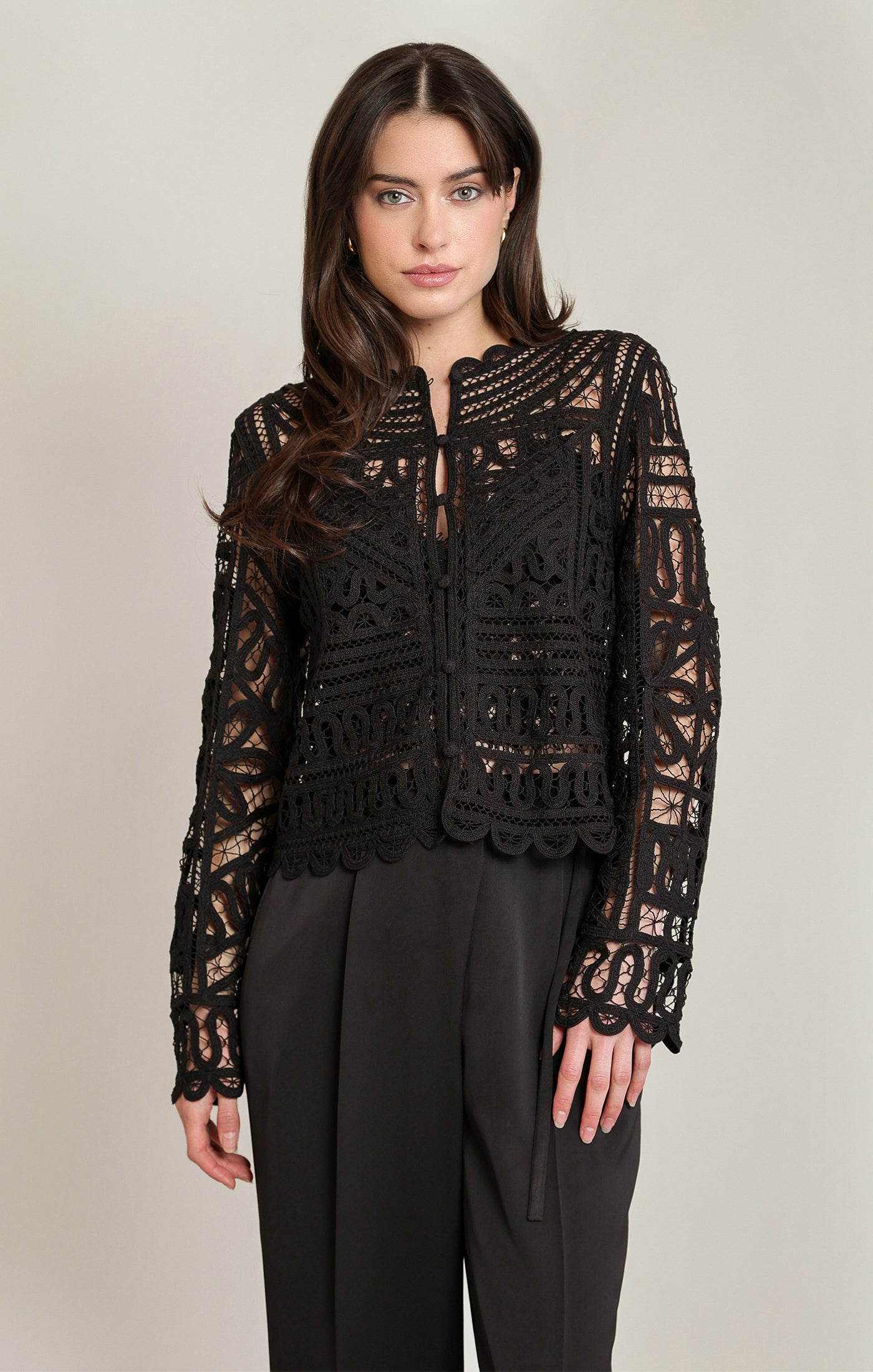 Blouse noire en crochet ajouré à manches longues, vue de face