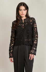 Blouse noire en crochet ajouré à manches longues, vue de face