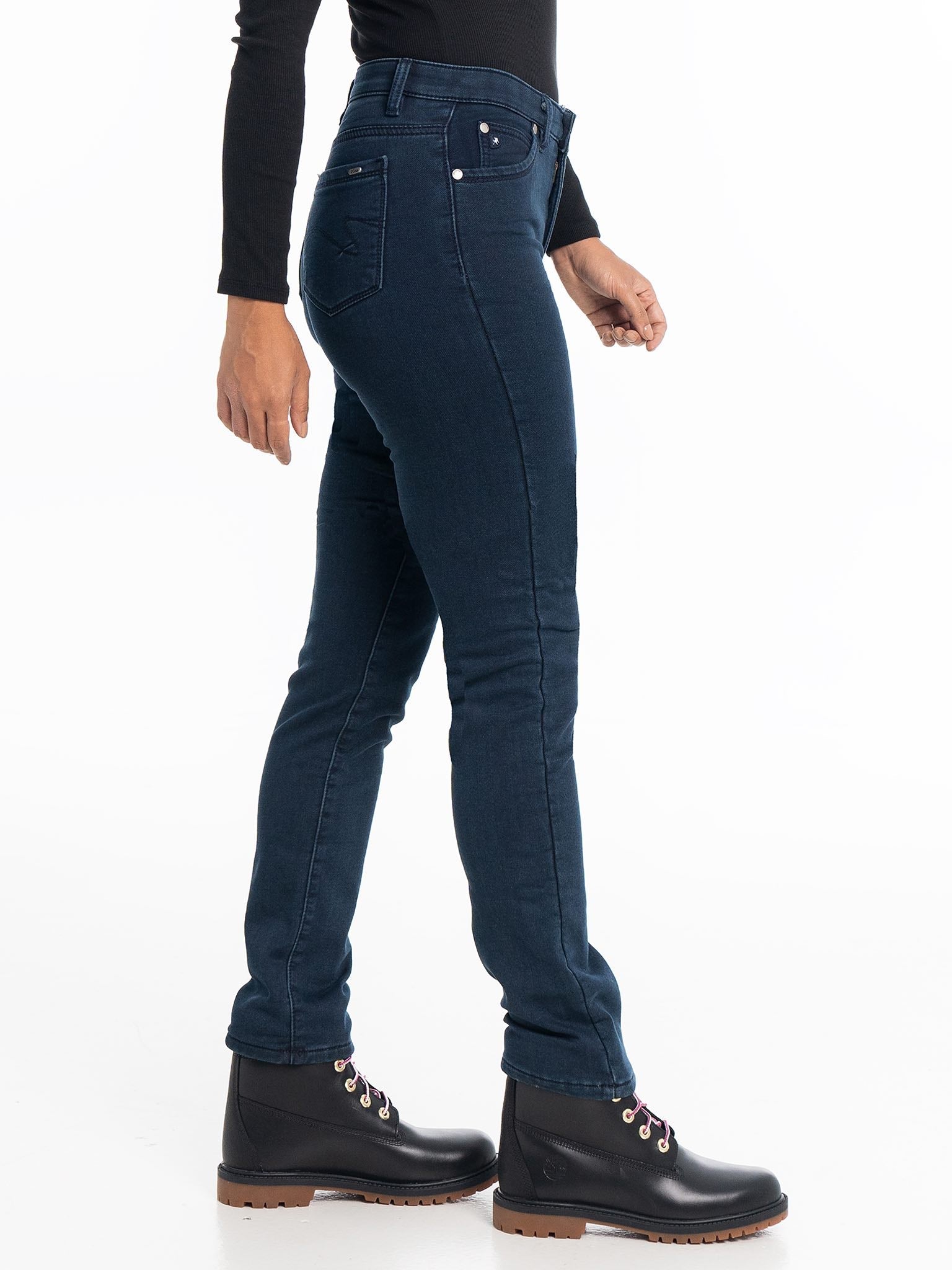 Gros plan sur un jeans en denim bleu, montrant sa doublure intérieure douce et chaude.