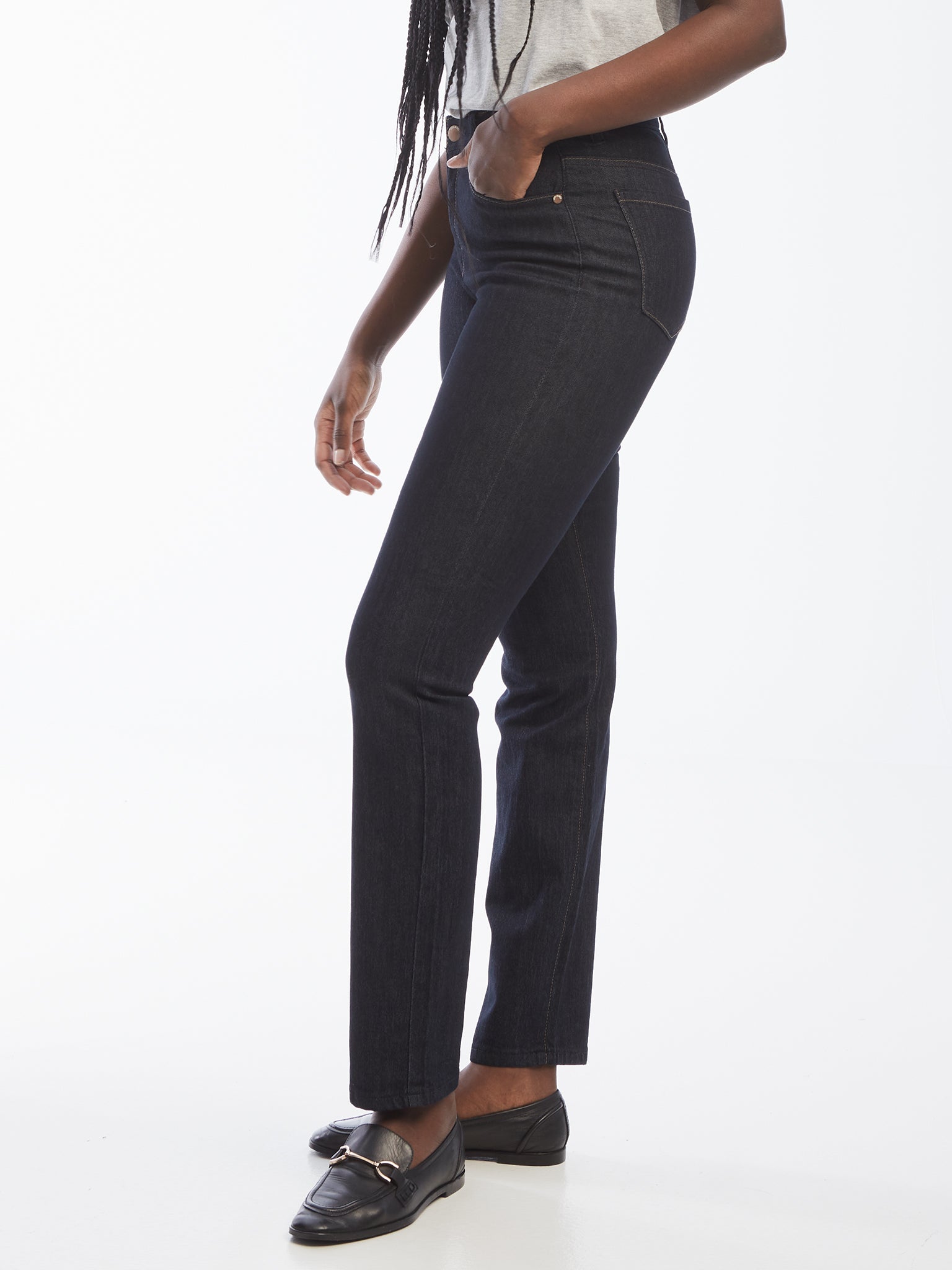 Jeans étroit pour femme, coupe conçue pour les hanches et cuisses généreuses. Tissu extensible 77% coton, 21% polyester, 2% élasthanne. Marque Lois.