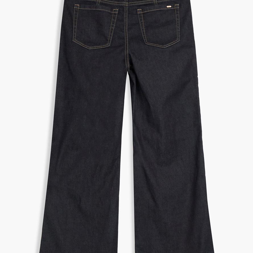 Jeans marine foncé à jambe large écourtée avec poches plaquées et foulard assorti