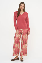 Chandail terracotta porté avec un pantalon imprimé, vue plein pied