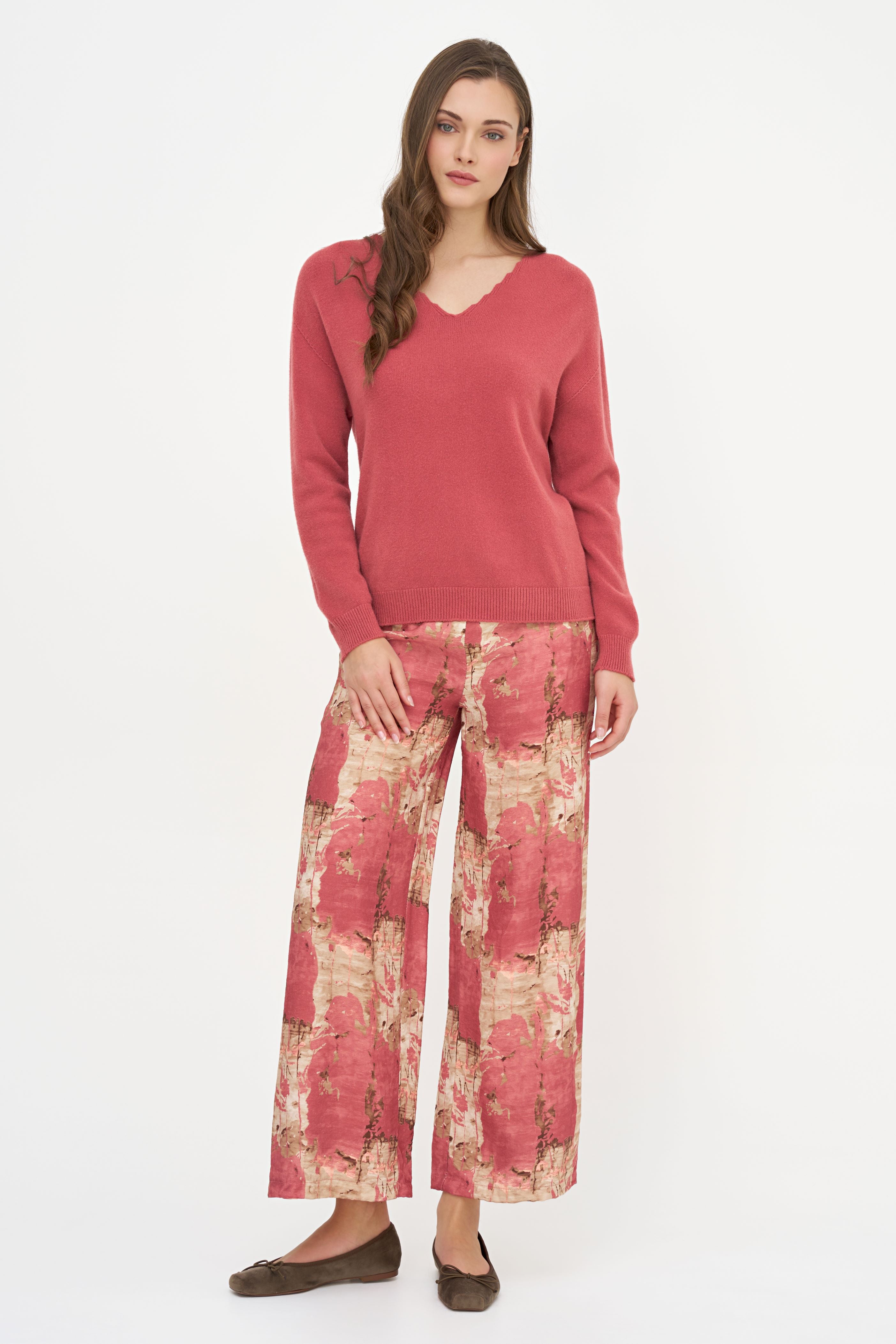 Chandail terracotta porté avec un pantalon imprimé, vue plein pied