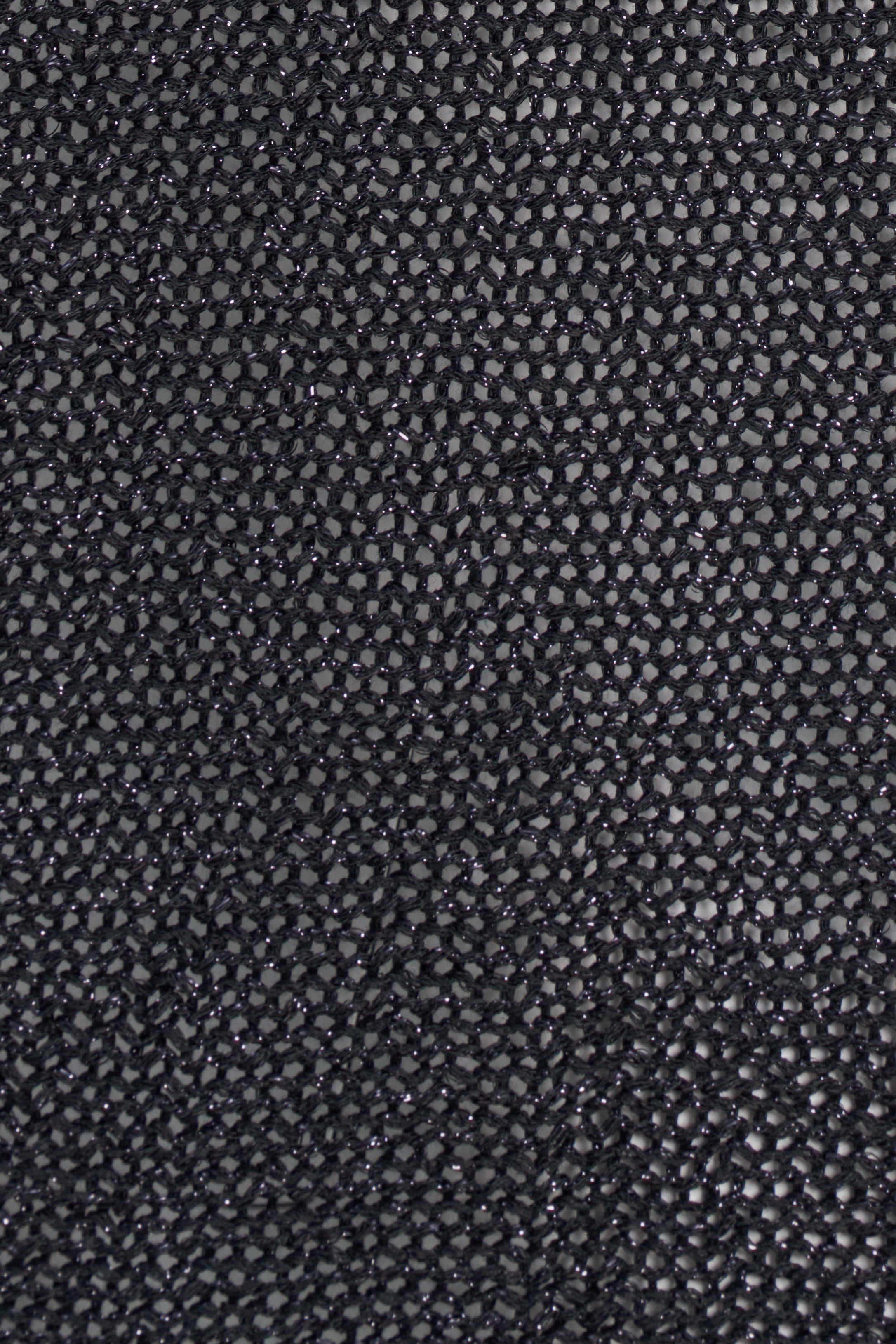 Détail du tricot noir ajouré légèrement scintillant