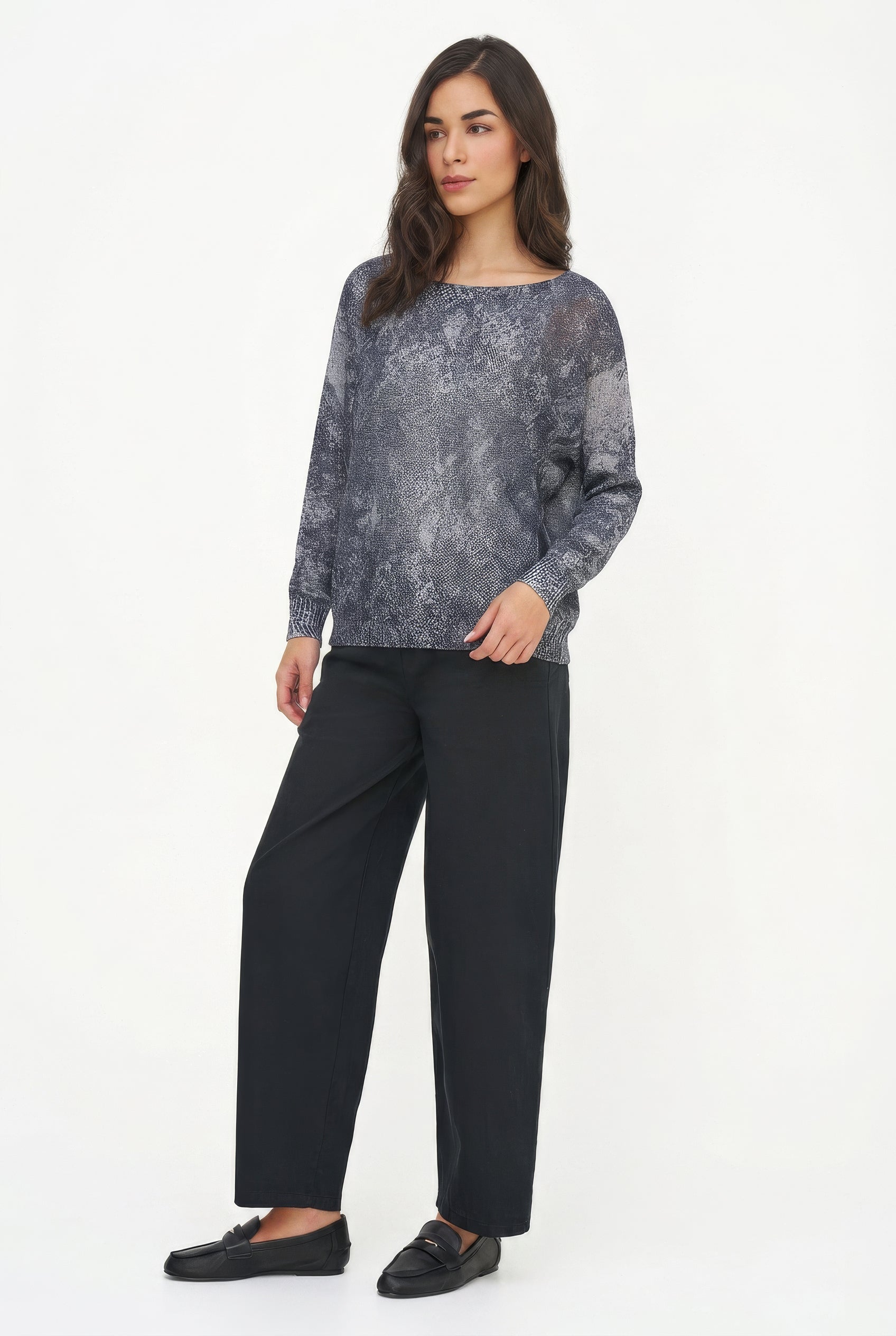 Chandail à imprimé serpent porté avec un pantalon noir, vue plein pied