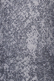 Détail de la maille à imprimé serpent noir et gris