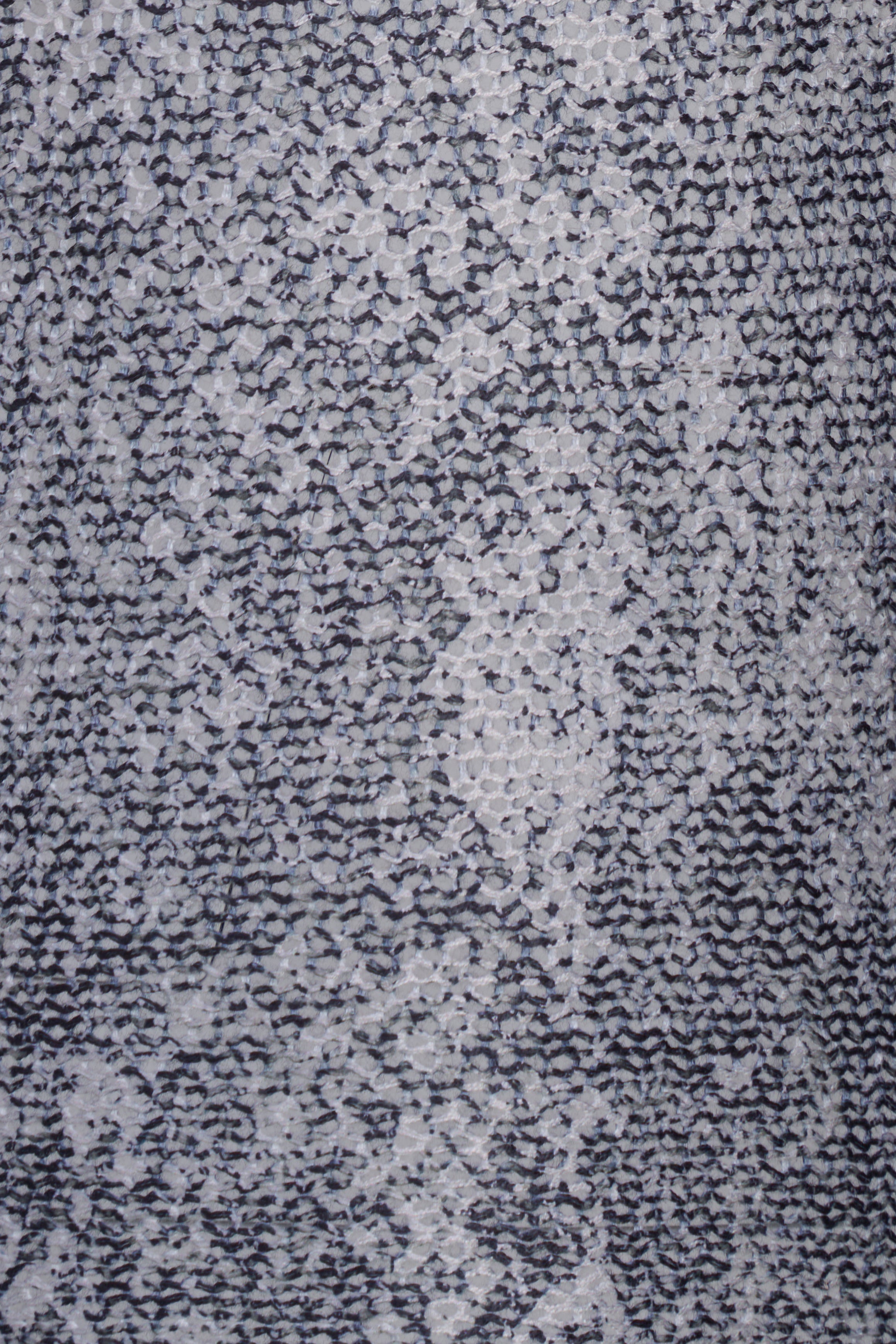 Détail de la maille à imprimé serpent noir et gris