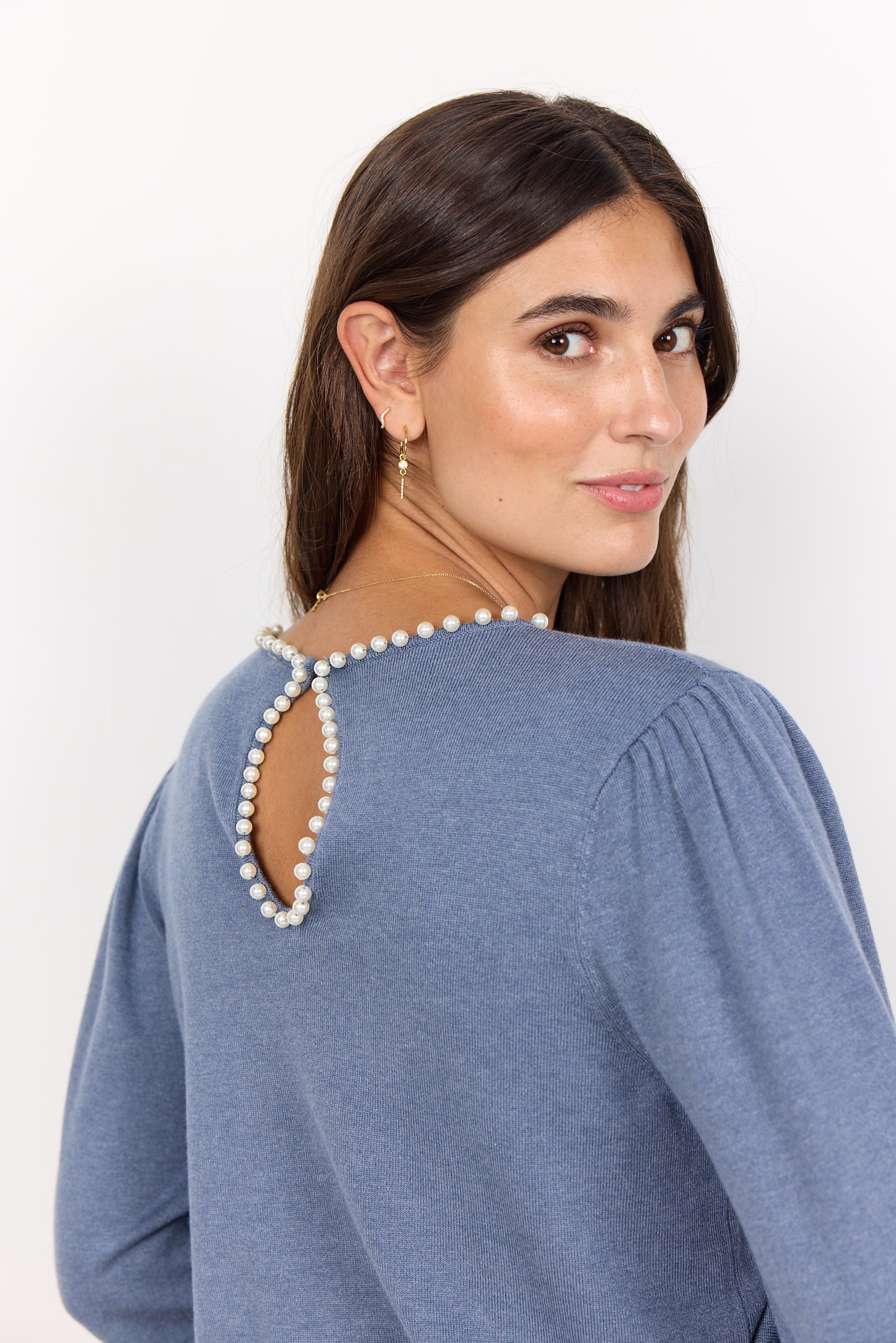 Chandail Tricot Léger Perles au Cou Trou au Dos