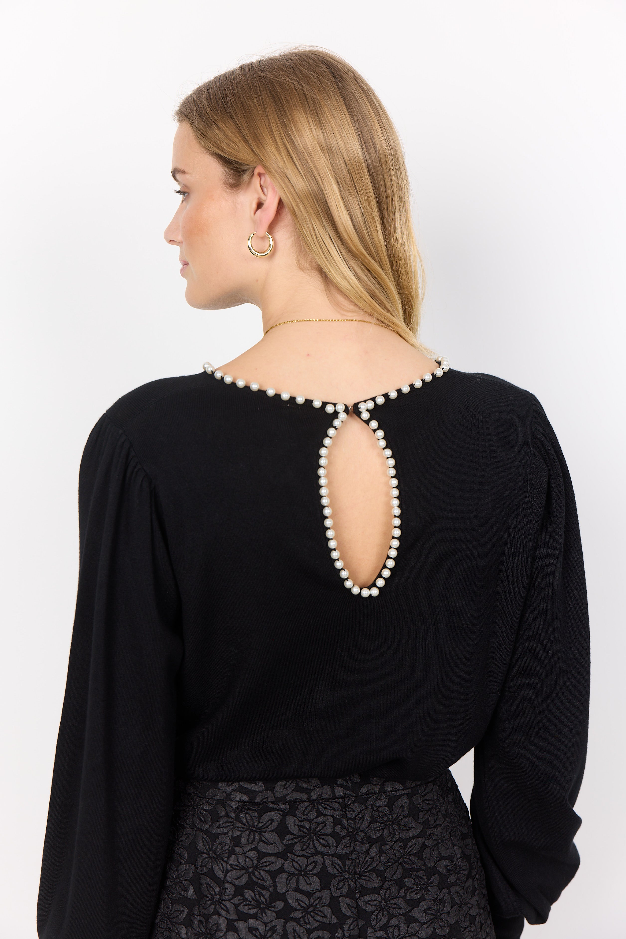 Chandail Tricot Léger Perles au Cou Trou au Dos