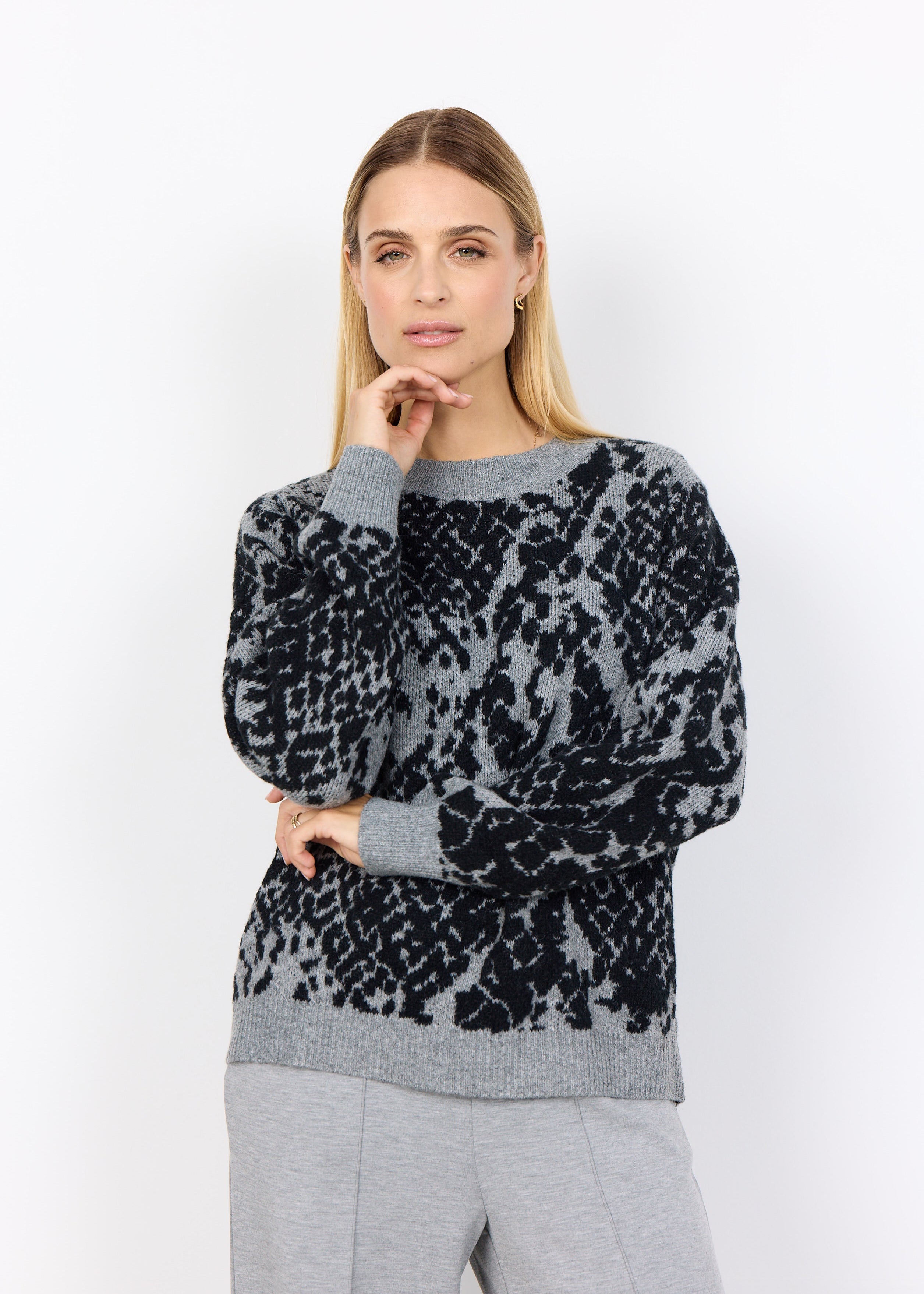 Chandail en tricot pour femme, de couleur gris, avec un motif serpent. Composition acrylique mélangée. Marque Soyaconcept.