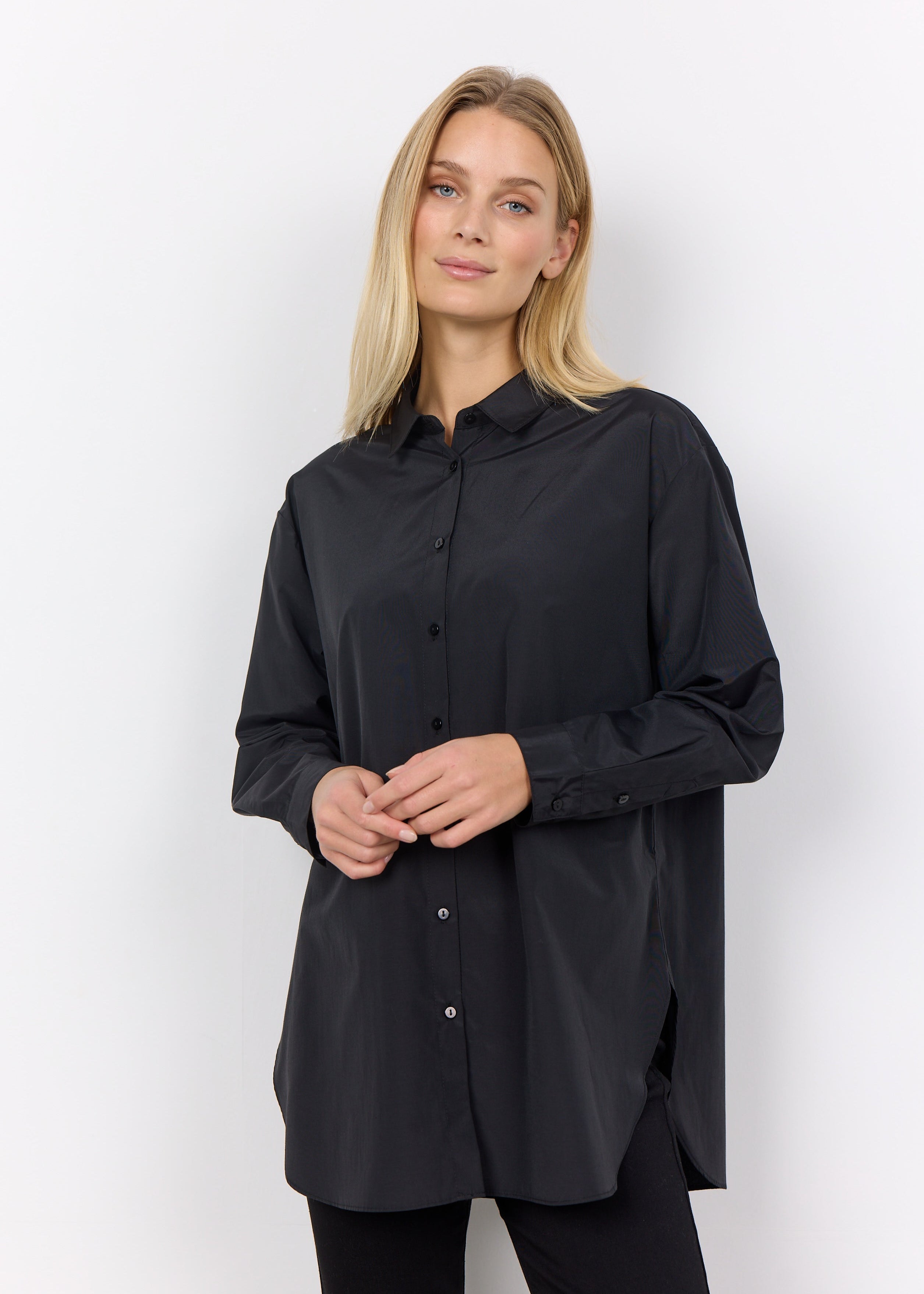 Blouse longue noire pour femme, à manches longues, en mélange polyester et coton organique. Marque Soyaconcept.