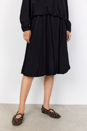 Jupe longue de style ballon pour femme, de couleur noire, avec taille élastique. Tissu en viscose et nylon, doublure en 100% viscose. Marque Soyaconcept.