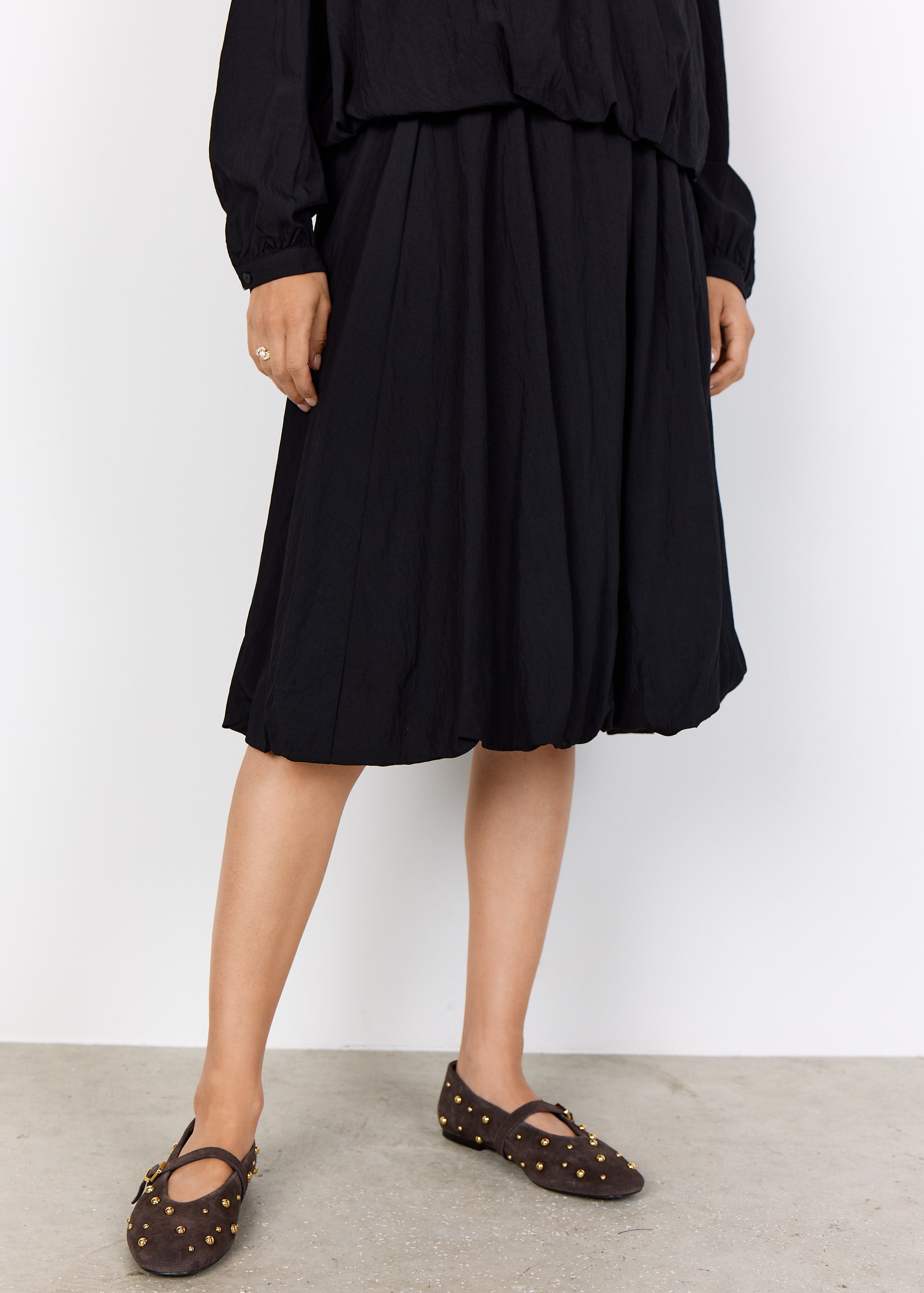 Jupe longue de style ballon pour femme, de couleur noire, avec taille élastique. Tissu en viscose et nylon, doublure en 100% viscose. Marque Soyaconcept.