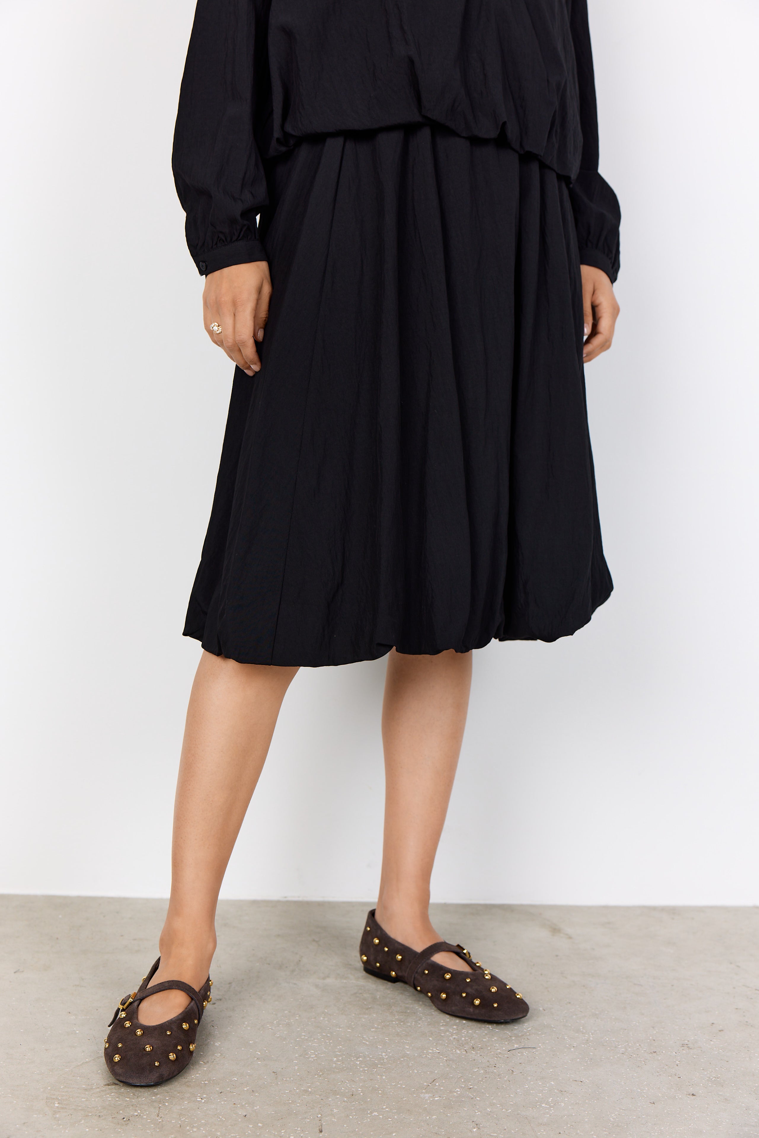 Jupe longue de style ballon pour femme, de couleur noire, avec taille élastique. Tissu en viscose et nylon, doublure en 100% viscose. Marque Soyaconcept.