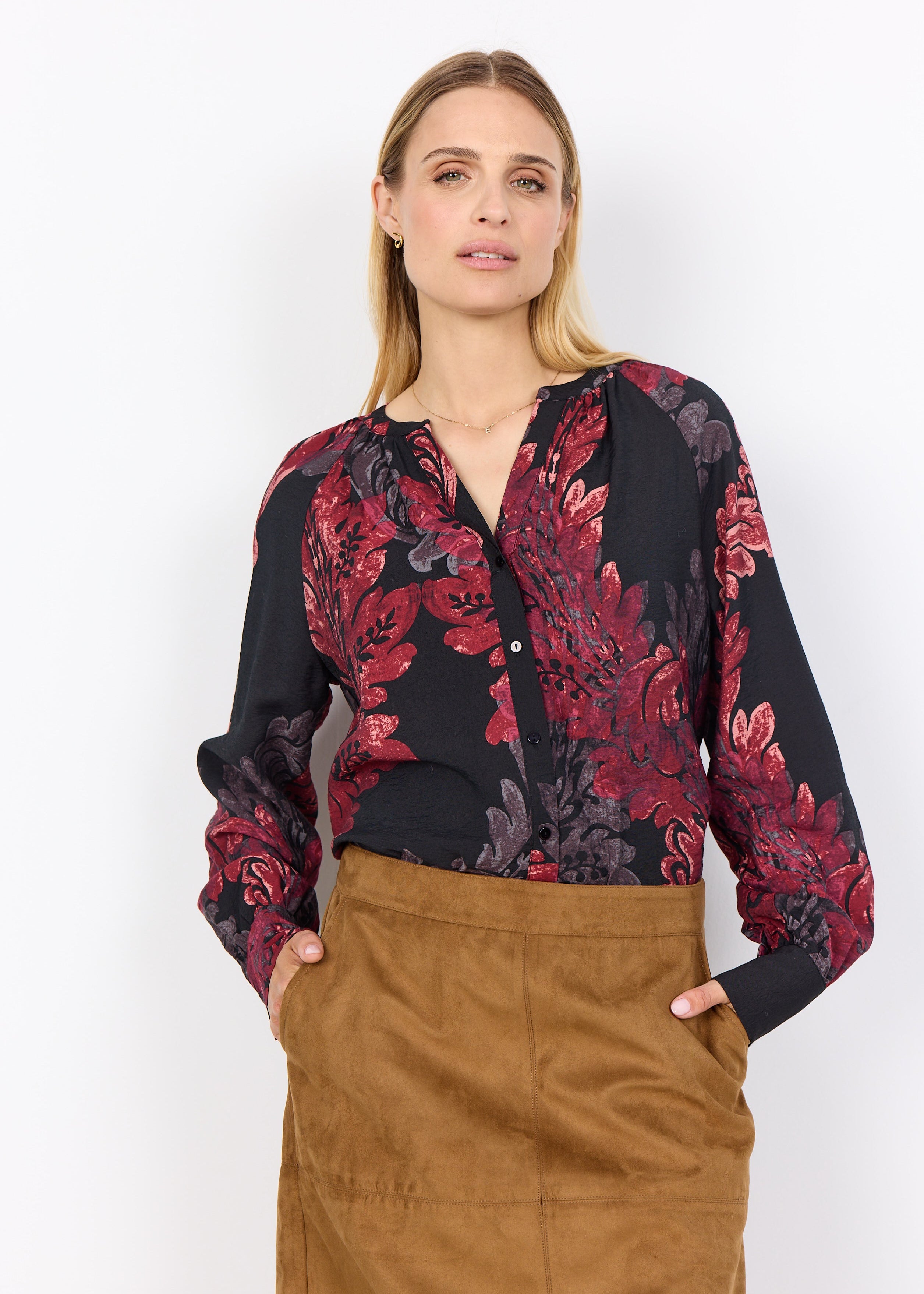 41394_F_2025_4780C_M_01_chemise-col-fronce-imprime-floral-soya-concept_blouse_noire_rouge_a47cf1f2-9801-4857-8955-b880d1e13843.jpg
