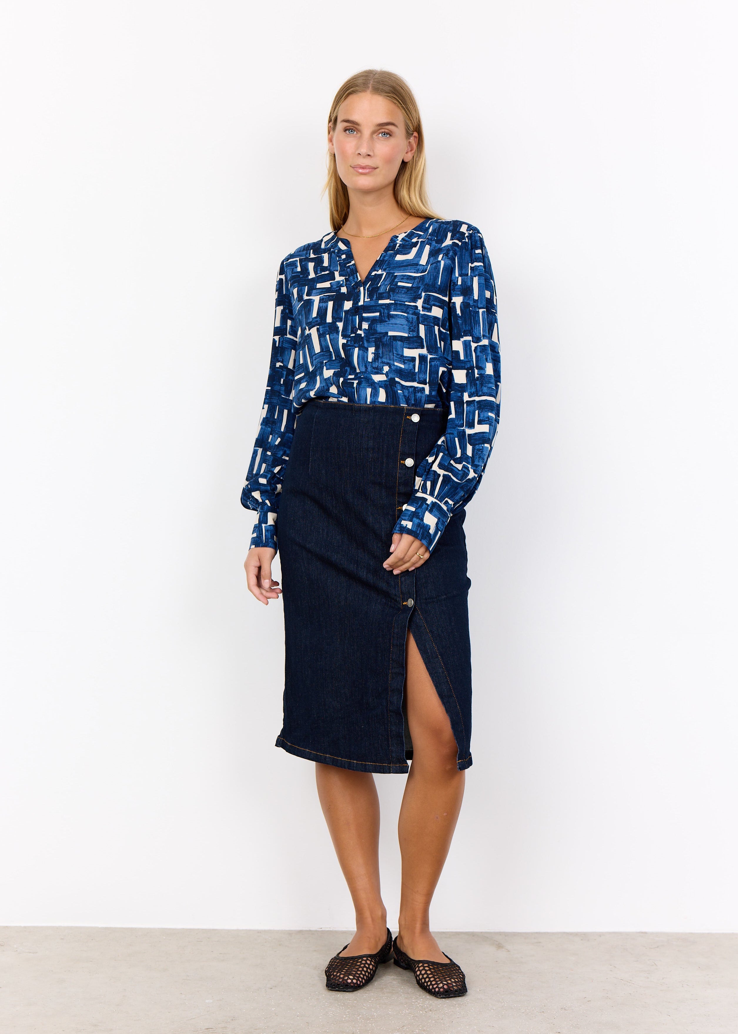 41406_F_2025_6832C_M_02_blouse-imprime-geometrique-col-v-soya-concept_bleu_chemisier_2052bc28-e9c4-4c30-821c-1f362b7d09b8.jpg