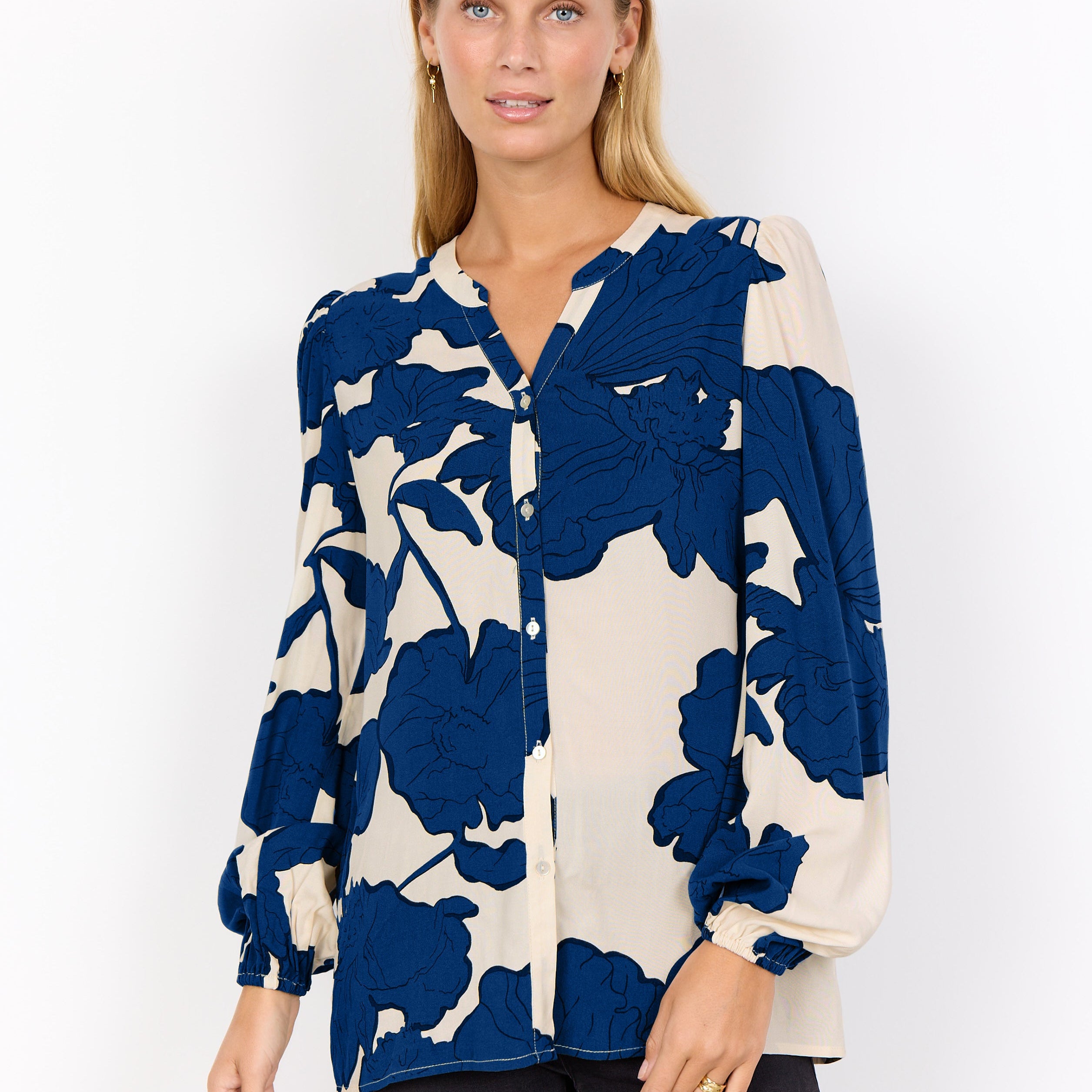 Blouse imprimée Soya Concept 100 % viscose, avec encolure en V et manches longues terminées par un poignet élastique.