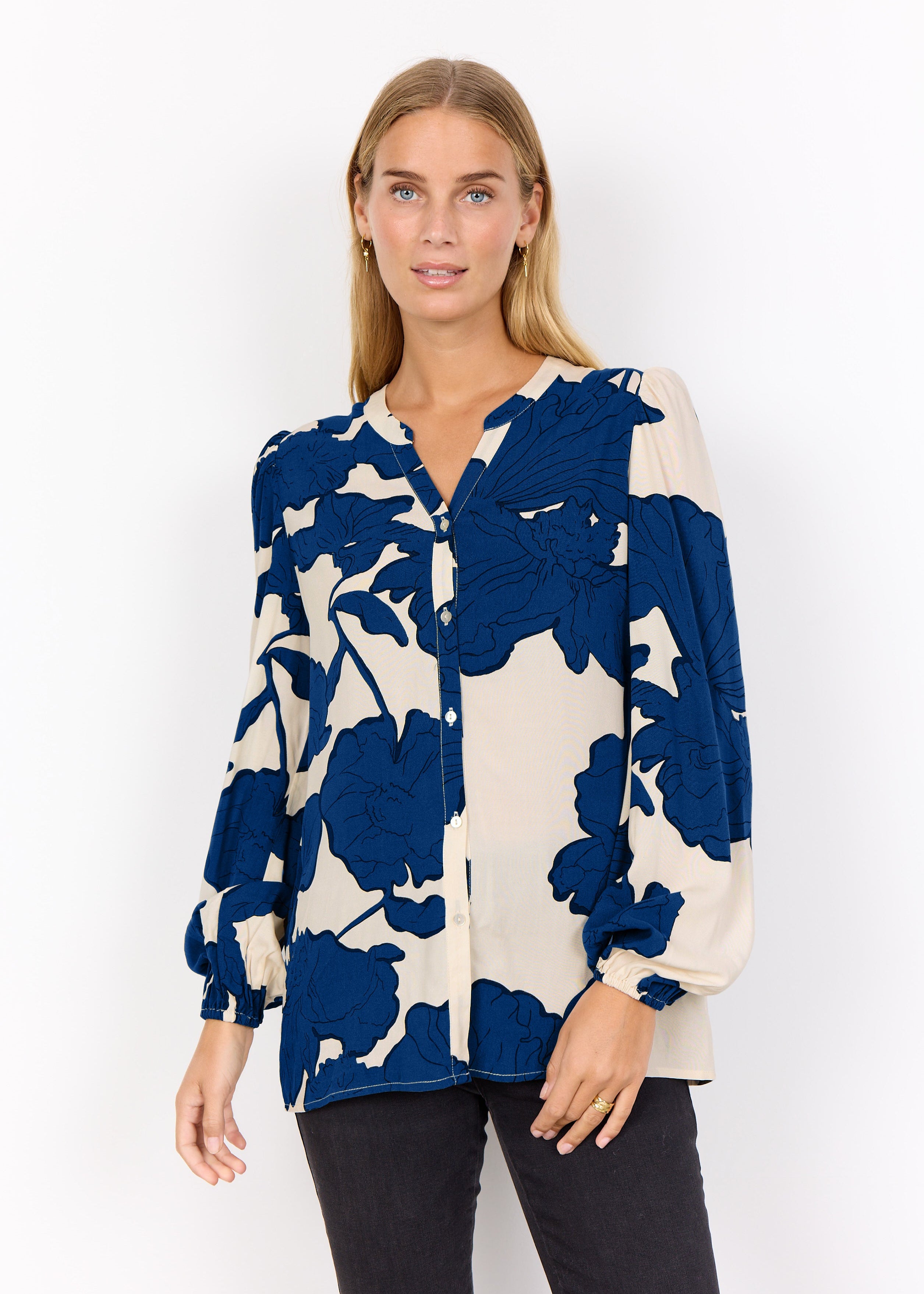 Blouse imprimée Soya Concept 100 % viscose, avec encolure en V et manches longues terminées par un poignet élastique.