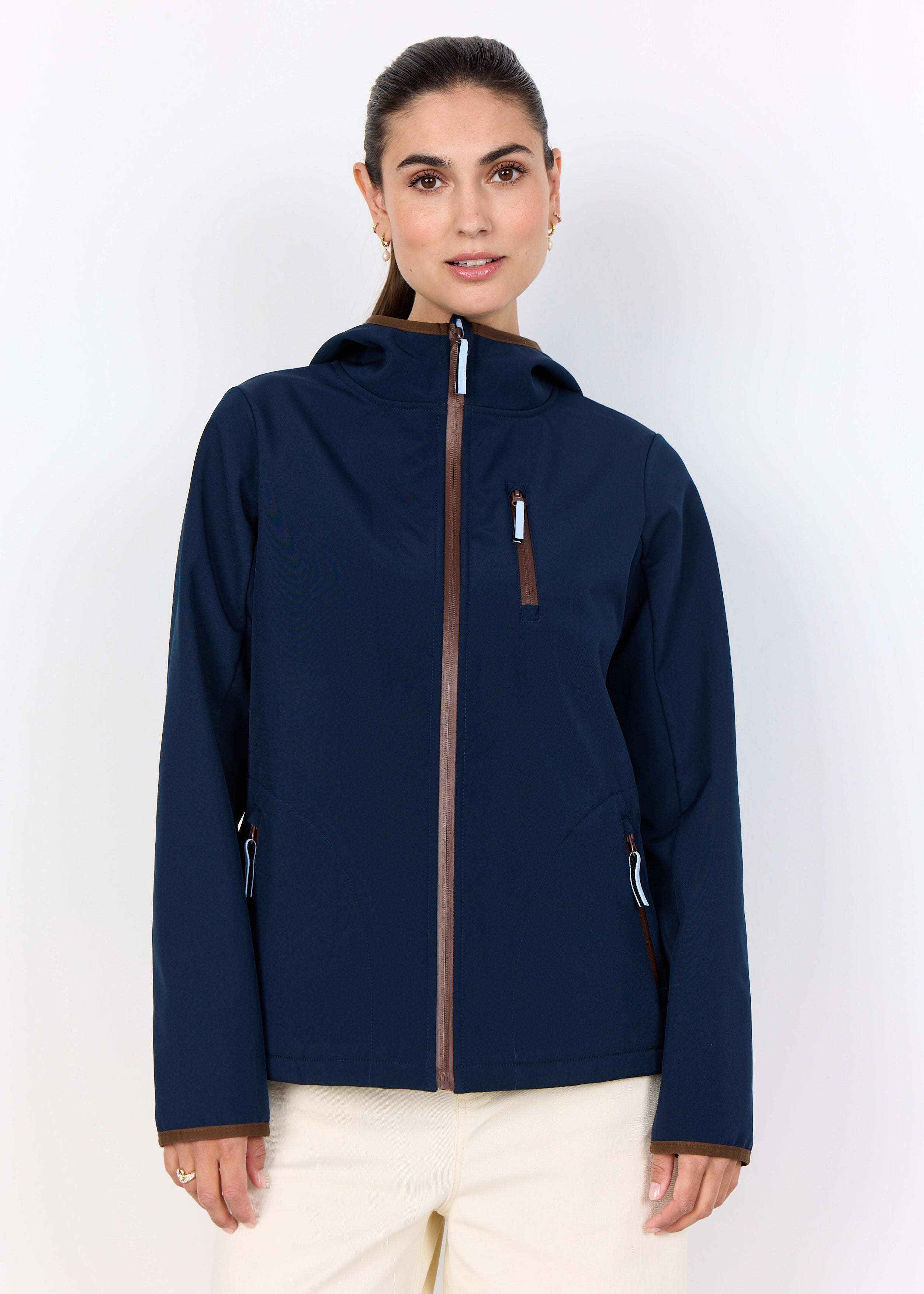 Veste SC-Julla 10 Soya Concept 100% polyester. Capuche, zips contrastés et poches pratiques. Idéale pour un look décontracté et stylé.
