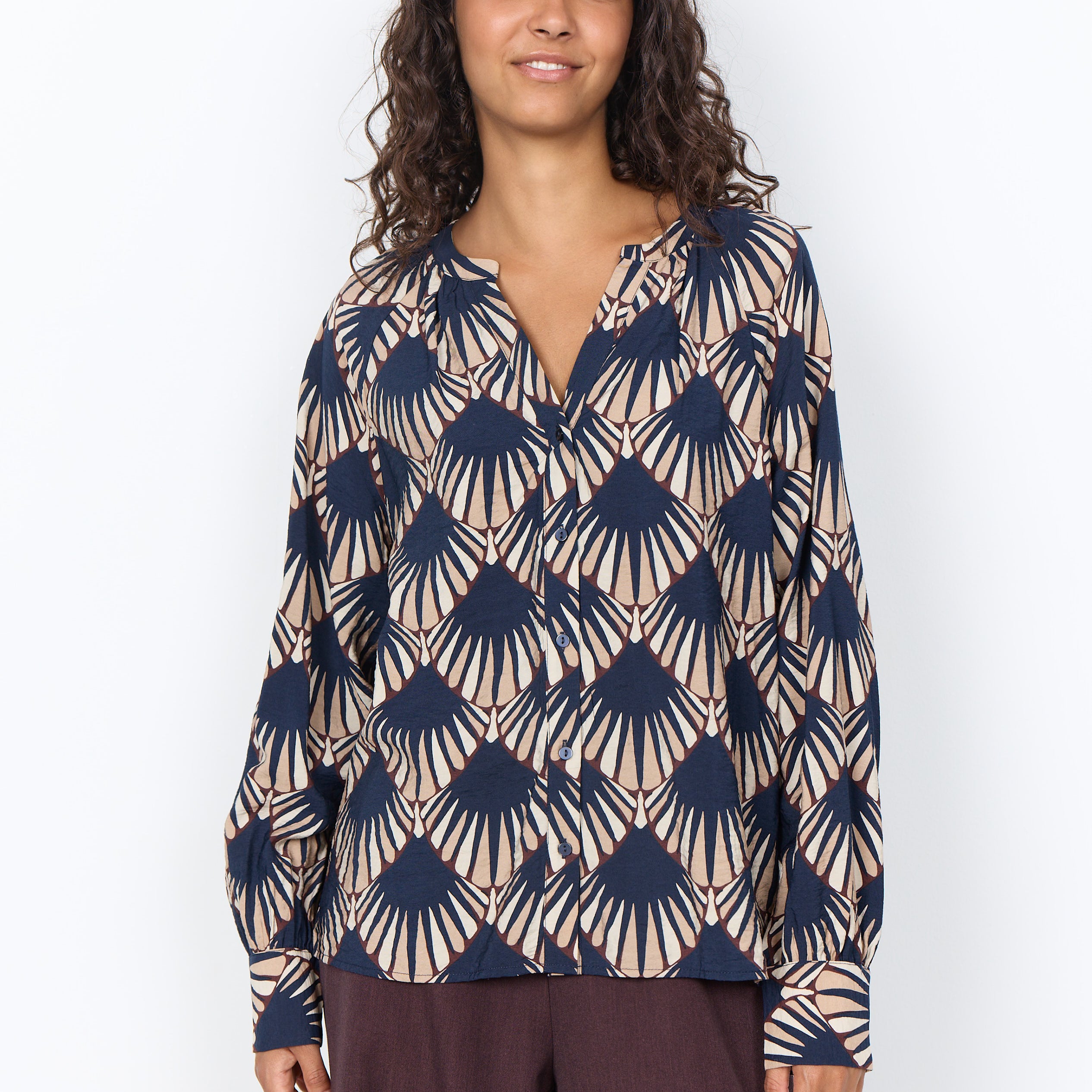 Blouse marine à grands motifs éventails ivoire et prune, manches longues