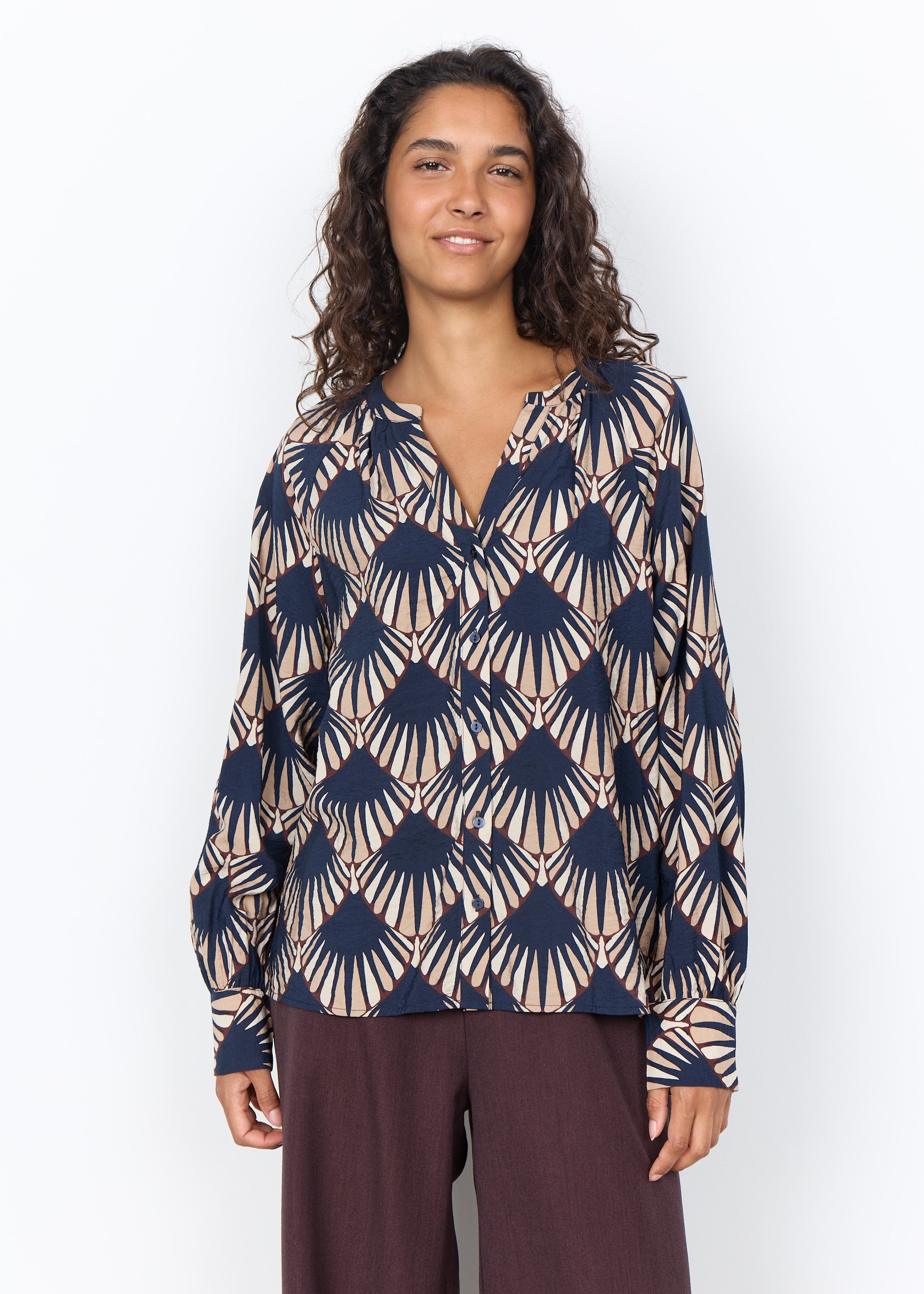 Blouse marine à grands motifs éventails ivoire et prune, manches longues