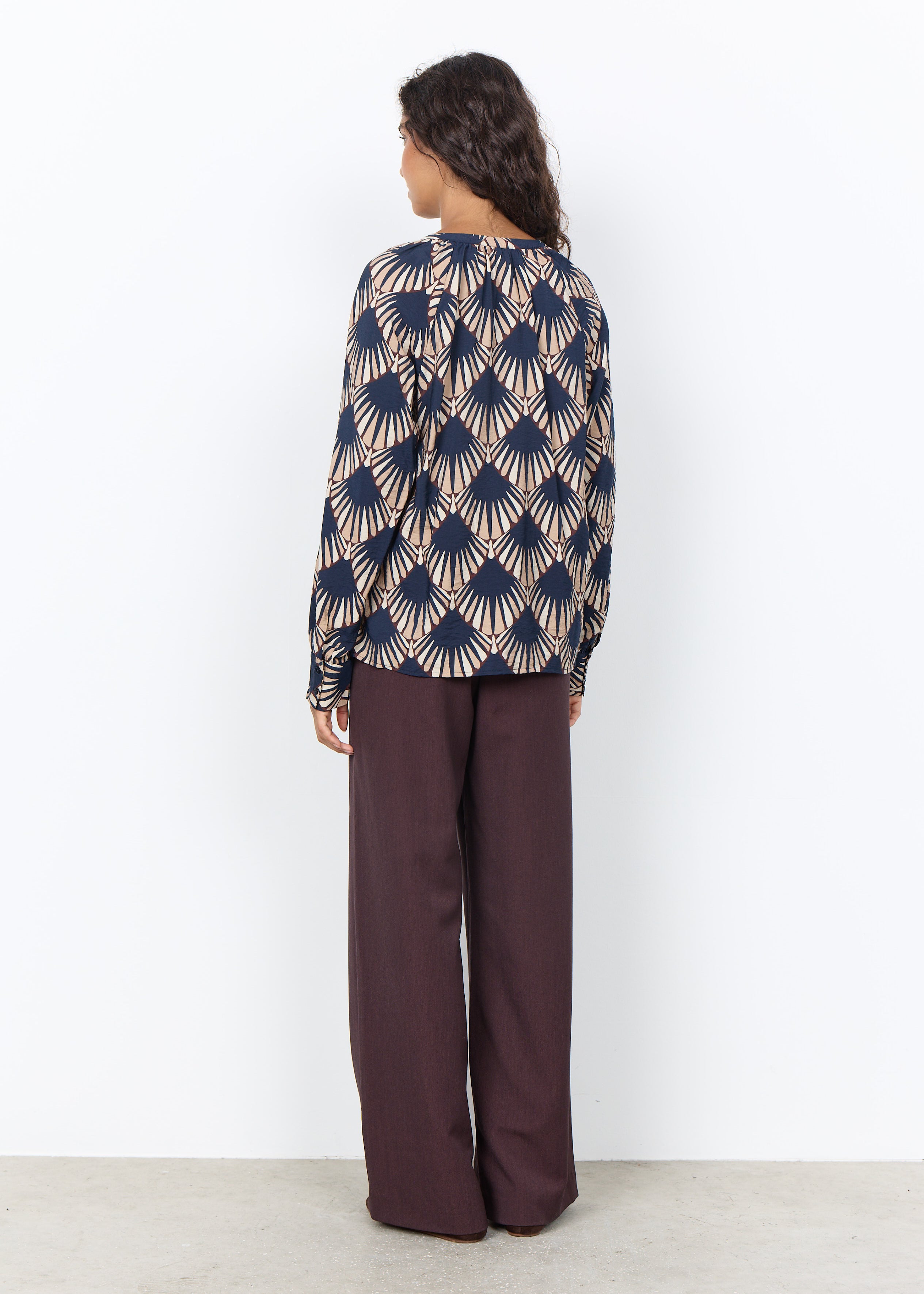 Dos de la blouse marine à imprimé géométrique éventails ivoire et prune