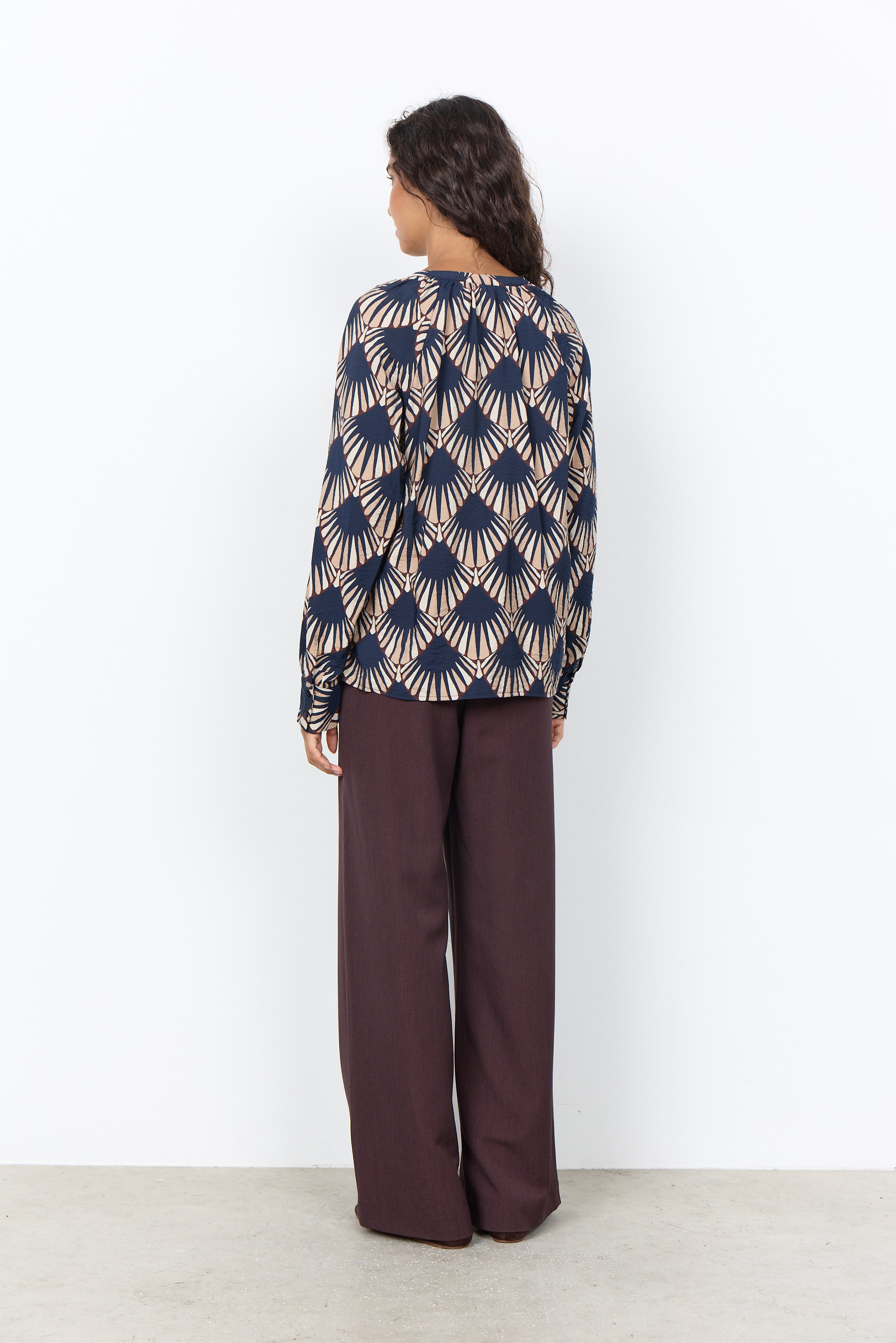 Dos de la blouse marine à imprimé géométrique éventails ivoire et prune