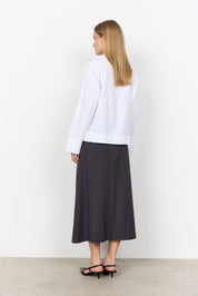 Blouse blanche SOYA Concept portée avec un pantalon large anthracite