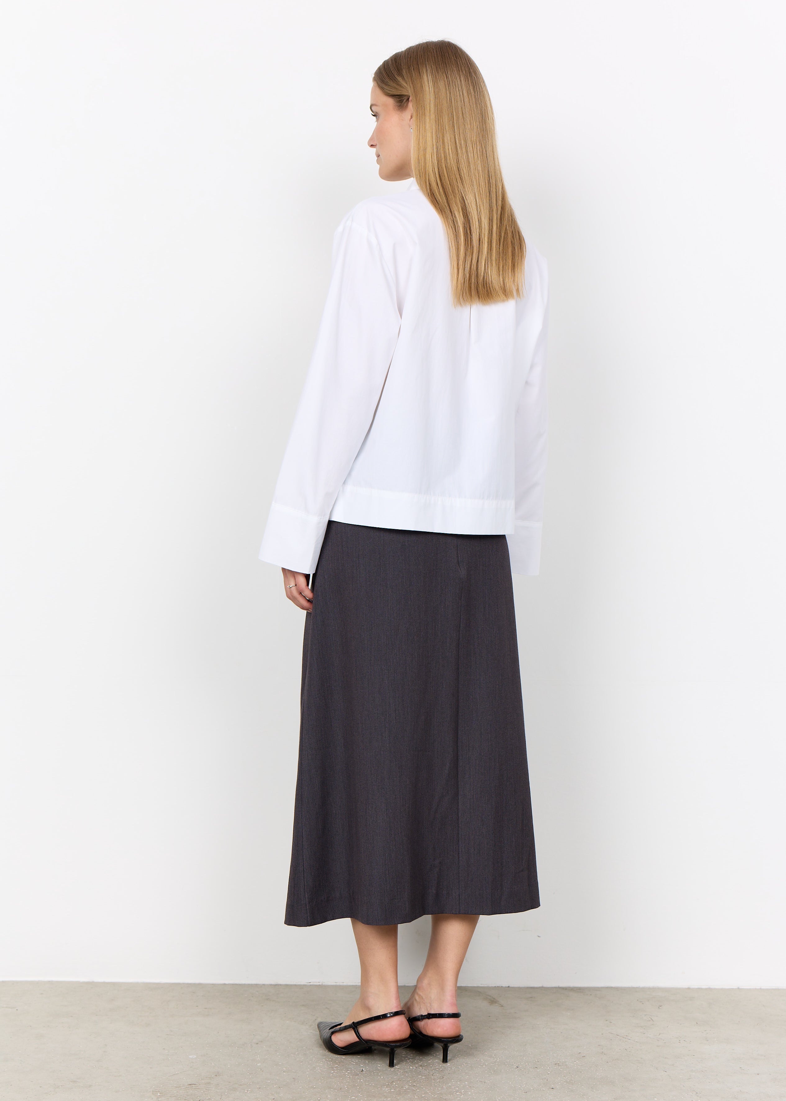 Blouse blanche SOYA Concept portée avec un pantalon large anthracite