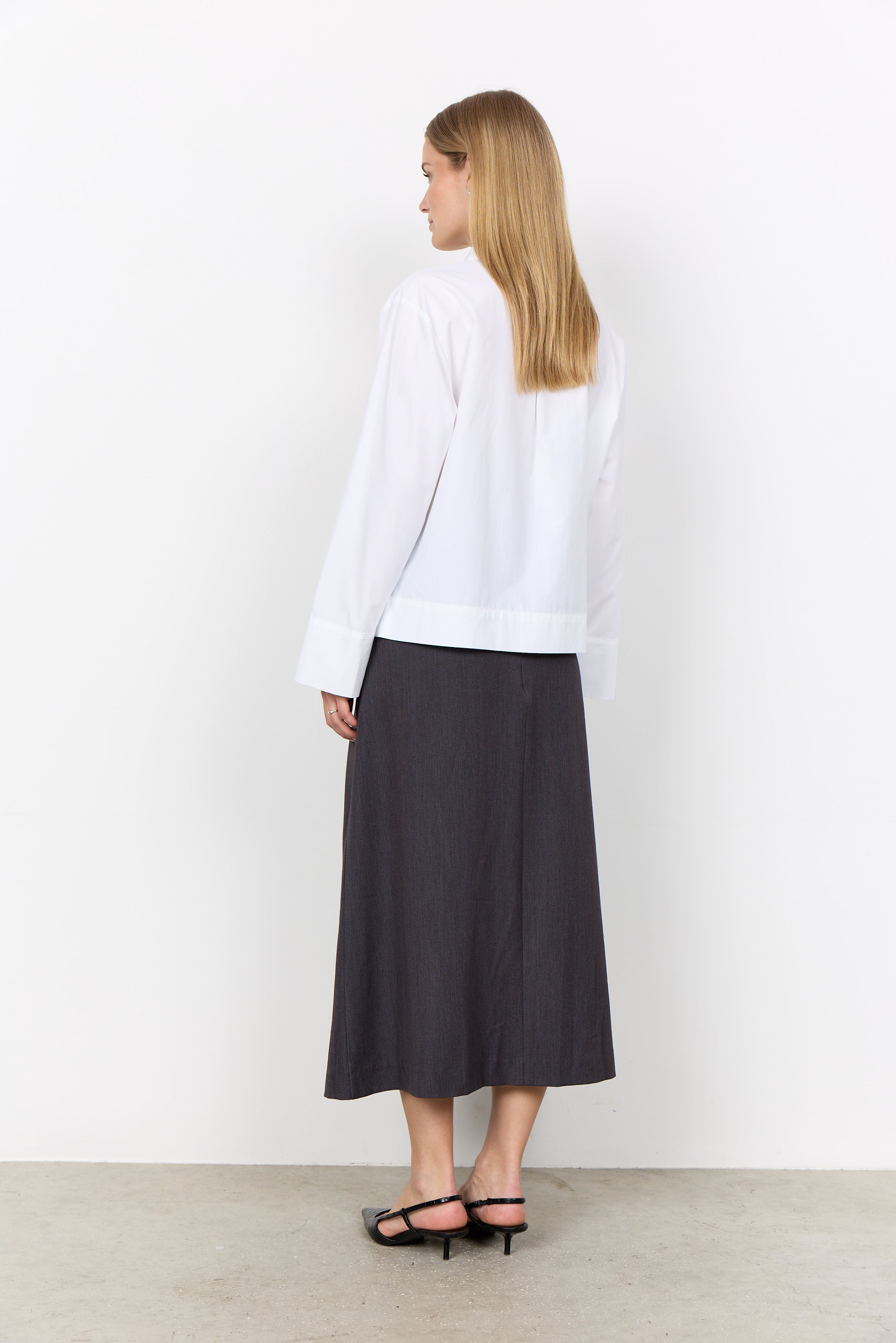 Blouse blanche SOYA Concept portée avec un pantalon large anthracite