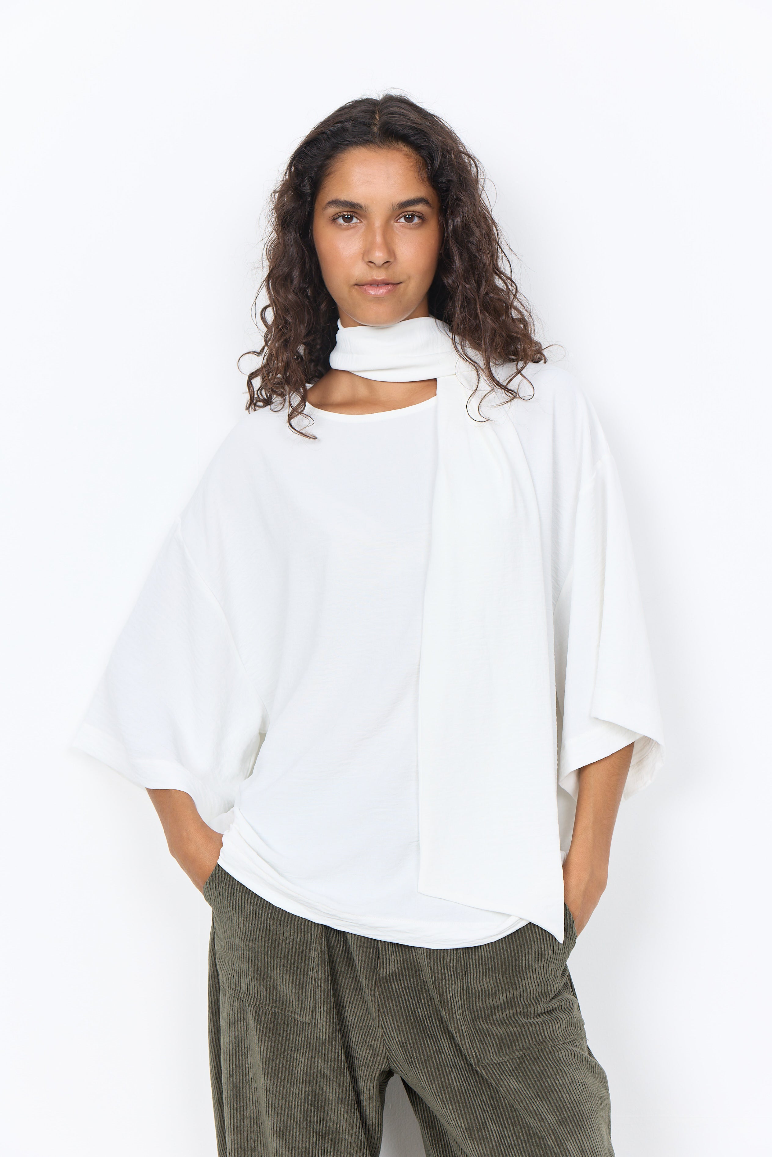 Blouse Blanc Cassé à Col Foulard et Manches Amples - vue portée de devant