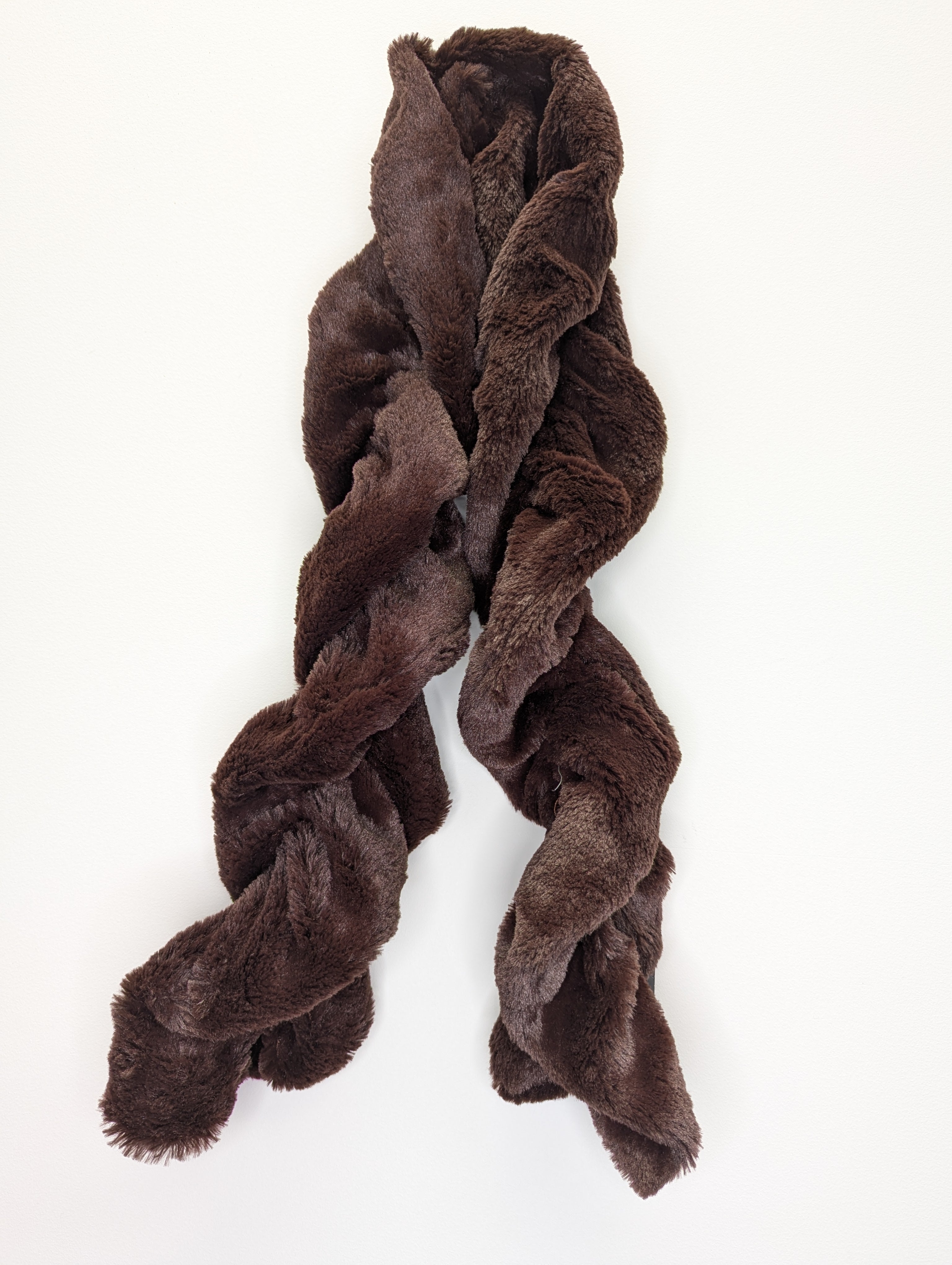 Foulard uni classique pour femme, de couleur brun chaleureux. 100% polyester brossé pour un toucher doux. Idéal pour l'hiver.